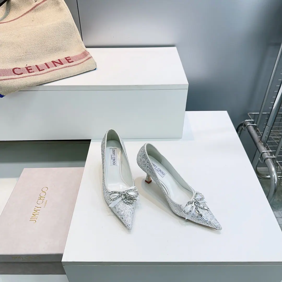 High quality out of the plant.！Top Quality🔥Jimmy Choo 26The Spring and Summer Blossoms are a series of high-head and hot-shoes.！JCNew paragraph High heels Single shoes.🔥 The line between shoe-shoe and jewelry is blurred. Clear. JC Style Design. ♪ Beautifully strutting, It's like wearing a nice ankle for a foot.. There are other fine crystals in the back of the line., Show me the shoes., "with the pointy head." 6.5Cms of thin and tall heel., Fashionful eye-sucking., It's hard to forget. The shoe is imported into the oxen./Gretel. I'll put my foot on the skin inside. Italian imports are so thick. Codes:35-42（40 41 42No. No.） Prefixed packaging
