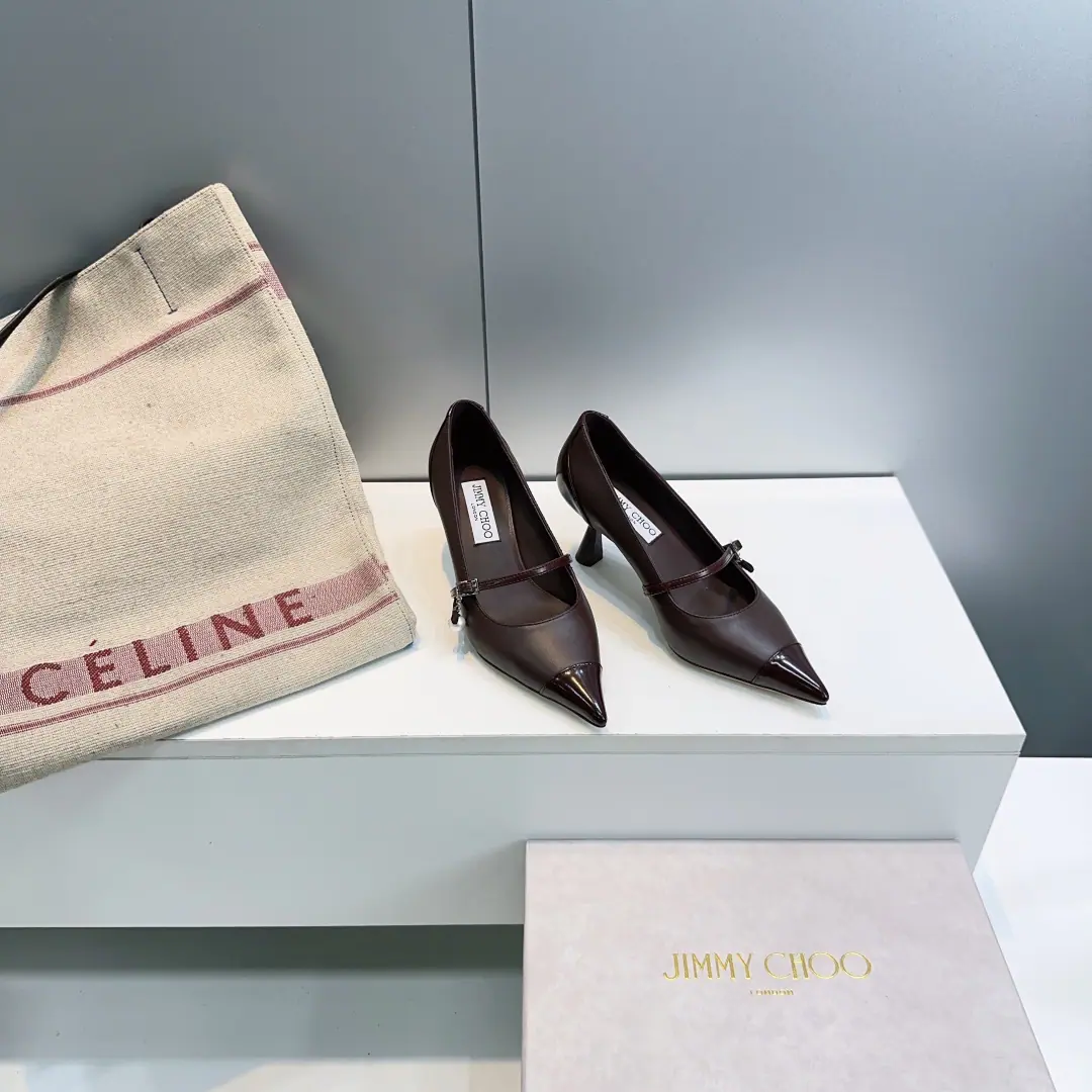 High quality out of the plant.！Top Quality🔥Jimmy Choo26Spring and summer pearls are hanging high heels.！The veil is hot.！ The classic pearl hanging decoration. Smart-mixed feet. To put a hymn on both feet.. The light and the glow and the skin's delicateness are reinforced. He's got a nice, elegant face. It's a good taste.. The flat-rate back to comfort. Nice. Walking on the streets of Spring Day I'm so proud of myself. No restraint.. No matter what work goes out to the street party. It's perfect for the match. Take it easy.. The shoe face is mixed with imported sheep skin. The insides are all parchment. Italian imports are so thick. He's tall.:8.5cm Codes:35-41（40/41No change.） Prefixed packaging