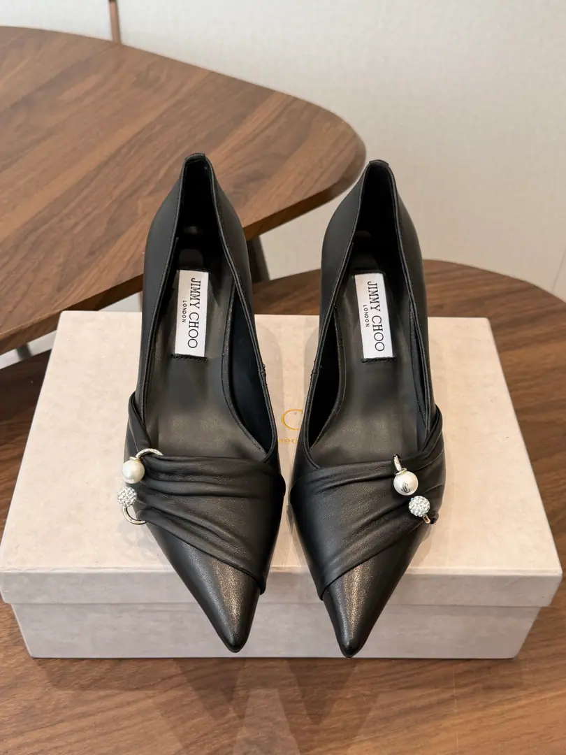 Jimmy Choo 26ss Spring and summer. SeriesJCNew paragraph High heels. The line between shoe-shoe and jewelry is blurred. Clear. Jimmy Choo Style Design. ♪ Beautifully strutting, It's like wearing a nice ankle for a foot.. There are other fine crystals in the back of the line., Show me the shoes., "with the pointy head." 6.5Cms of thin and tall heel., Fashionful eye-sucking., It's hard to forget. Shoe.:Lamb skin. I'll put my foot on the skin inside. Italy is a big-ass country. ​ Size: 35-42（40 41 42Make a no-refund order.）