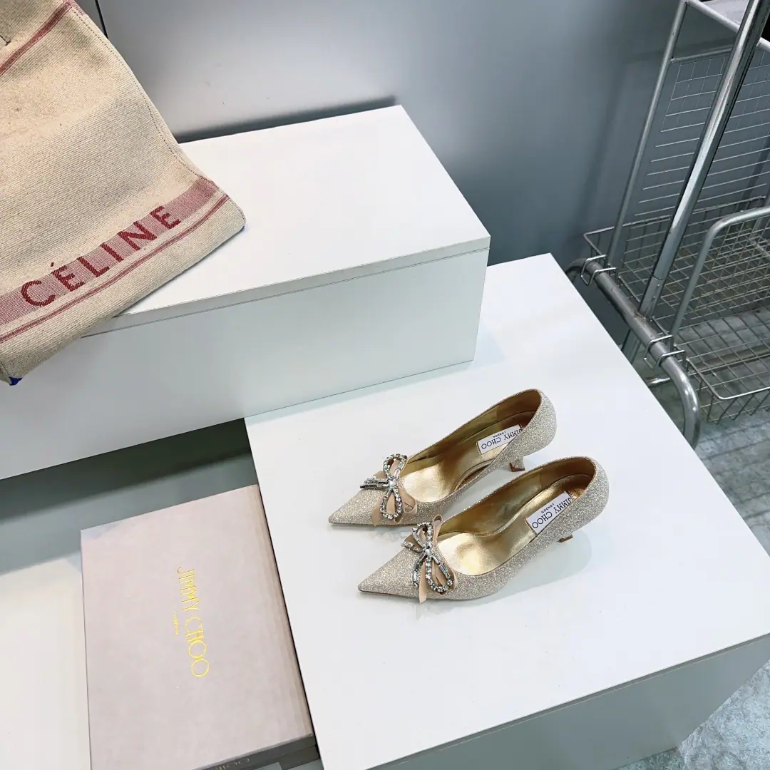 High quality out of the plant.！Top Quality🔥Jimmy Choo 26The Spring and Summer Blossoms are a series of high-head and hot-shoes.！JCNew paragraph High heels Single shoes.🔥 The line between shoe-shoe and jewelry is blurred. Clear. JC Style Design. ♪ Beautifully strutting, It's like wearing a nice ankle for a foot.. There are other fine crystals in the back of the line., Show me the shoes., "with the pointy head." 6.5Cms of thin and tall heel., Fashionful eye-sucking., It's hard to forget. The shoe is imported into the oxen./Gretel. I'll put my foot on the skin inside. Italian imports are so thick. Codes:35-42（40 41 42No. No.） Prefixed packaging
