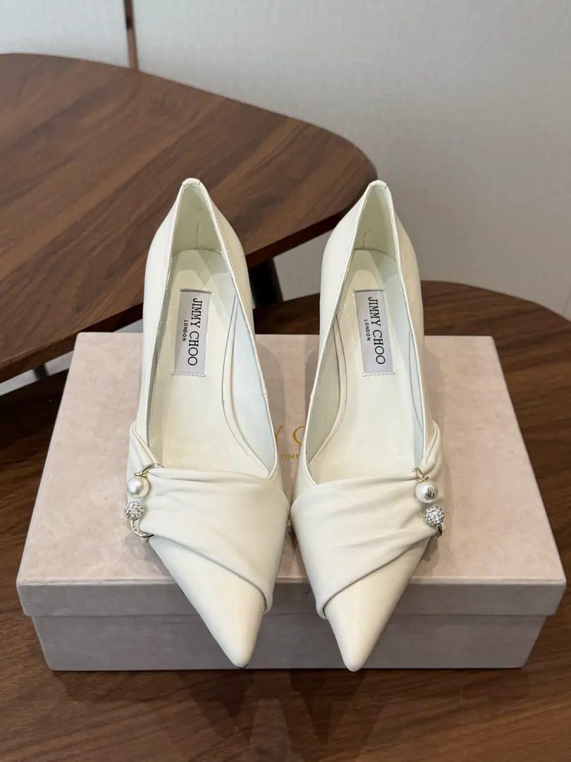 Jimmy Choo 26ss Spring and summer. SeriesJCNew paragraph High heels. The line between shoe-shoe and jewelry is blurred. Clear. Jimmy Choo Style Design. ♪ Beautifully strutting, It's like wearing a nice ankle for a foot.. There are other fine crystals in the back of the line., Show me the shoes., "with the pointy head." 6.5Cms of thin and tall heel., Fashionful eye-sucking., It's hard to forget. Shoe.:Lamb skin. I'll put my foot on the skin inside. Italy is a big-ass country. ​ Size: 35-42（40 41 42Make a no-refund order.）