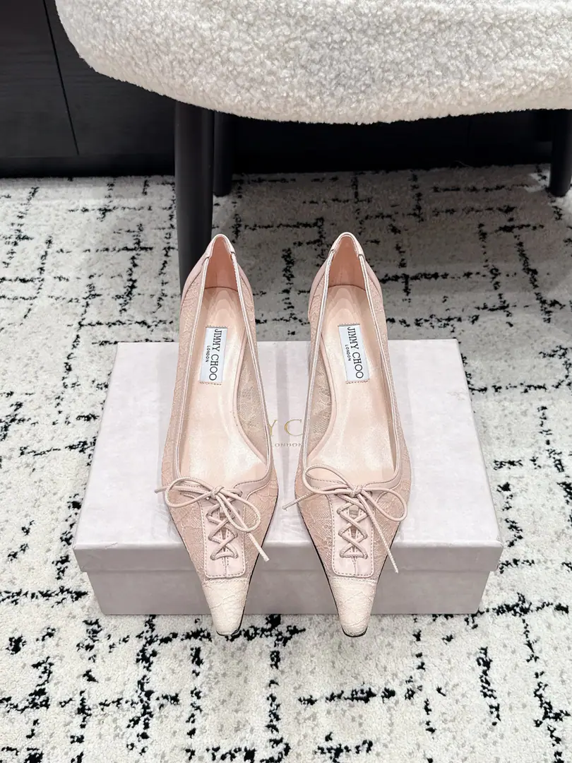 Jimmy Choo Jimmy Chow. 26/ Spring and summer. Lacey. High heels. Jimmy ChooThis black lace is sharp., Very sweet of lace.+Tie, Nice and sexy.✨. Pointy design for long legs., I'll take a breath., Spring and summer are perfect.！Soft soles., I can easily handle my commuting., The French romance is full of it.～👠 ✔️Fabulous.: Customize lace with original ✔️Uchi.: Lamb skin. ✔️Otsumi!: Italian imports are so thick. ✔️He's tall.: 4.5cm ✔️Size: #35-41（40. 41Make a no-refund order.）