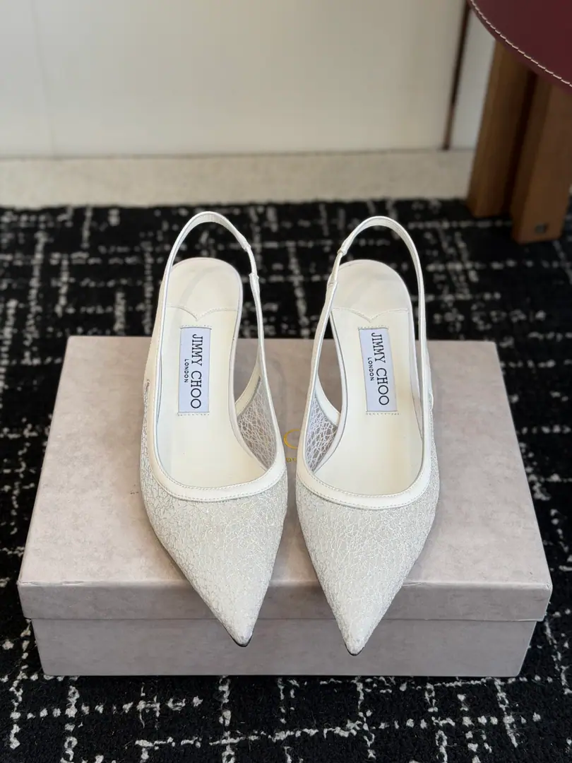 Requisition level Jimmy Choo jc Chow Yuji. New lace heels. These are the retrograde little laces., It's definitely a shoe cabinet.CThe choice of the two.！It's not just a pair of shoes., And a symbol of grace and fashion.. Lacey is so delicate and soft., It's full of flesh., Classic head design., It's old and fashionable., ♪ Modified the foot ♪, And the atmosphere is so elegant.. Walking smooth and easy., I'm not tired of walking., Date, It's perfect for commuters.. Material: Shoe-face custom lace. +The netting. Uchi.: Lamb skin. Otsumi!: That's a big one. Size: 35-42（40 41 42Make a no-refund order.）