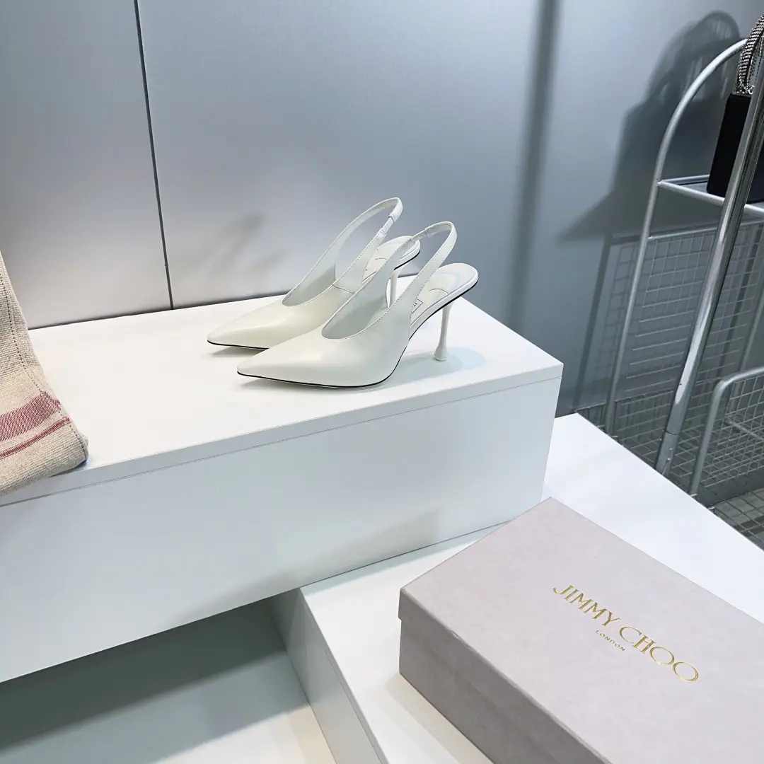 High quality out of the plant.！Top Quality🔥 Jimmy choo26The latest fashion is a simple high-end, sharp-headed, empty sandals. ！ Synchronize cabinets Master's skill Comfortable and leisure. Sweet. ！ It's easy to be satisfied without a solution. blingbling ♪ And face down to the graceful breath of grace ♪, ♪ Bright isn't so vulgar ♪！ Shoes are very trimmed., The line is so high-profile., The upper foot is delicate and old., A pair of shallow shoes anyone needs., The tender white milk is full.！ The shoe face is mixed with imported sheep skin. I'll put my feet in the back. Italian imports are so colory. He's tall.:10cm Codes:35-42（40 41 41No change.） Prefixed packaging