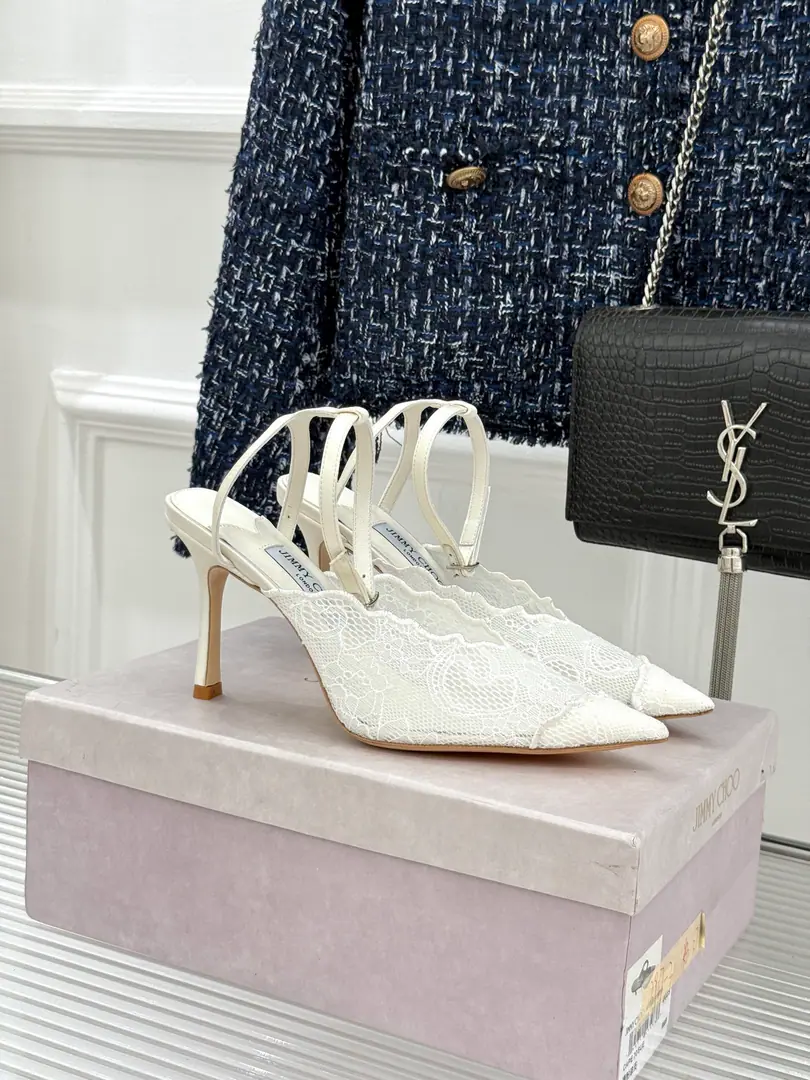 Plant price Jimmy Choo/Jimmy Chow.26WFNew Lacey's head and heels. Inherit the brand.30The English genre of the year. This sandal unlocks the softness and the strength of modern women.. "The glitter of laces with romantic flowers and shades." The thinness of my skin flows through the light. It's like a second layer of skin.. 10cmThe flaps are tied to the fan-shoes. I'll pull the legs. The body work shoe pads hide comfort and conceit.. A big, bright, metal head with a pointer pen. And then we're gonna have a little bit of a little bit of a bump with lace. ♪ Walking through the glitter ♪. The tangled ankles are fine. The Italian process gives each step a steady end.. It's not a dinner dress, it's a regular dress. "and we can balance our lusts with our auras." I'll put you around the red carpet or the corner. I'm not sure what I'm thinking. Become a glorious hero with a little light.. The fabric is customised with the original lace The inside feet are all sheep's skin. Italian imports are so thick. size: 35-39（34/40/41/42Custom） Numbering: 20260410