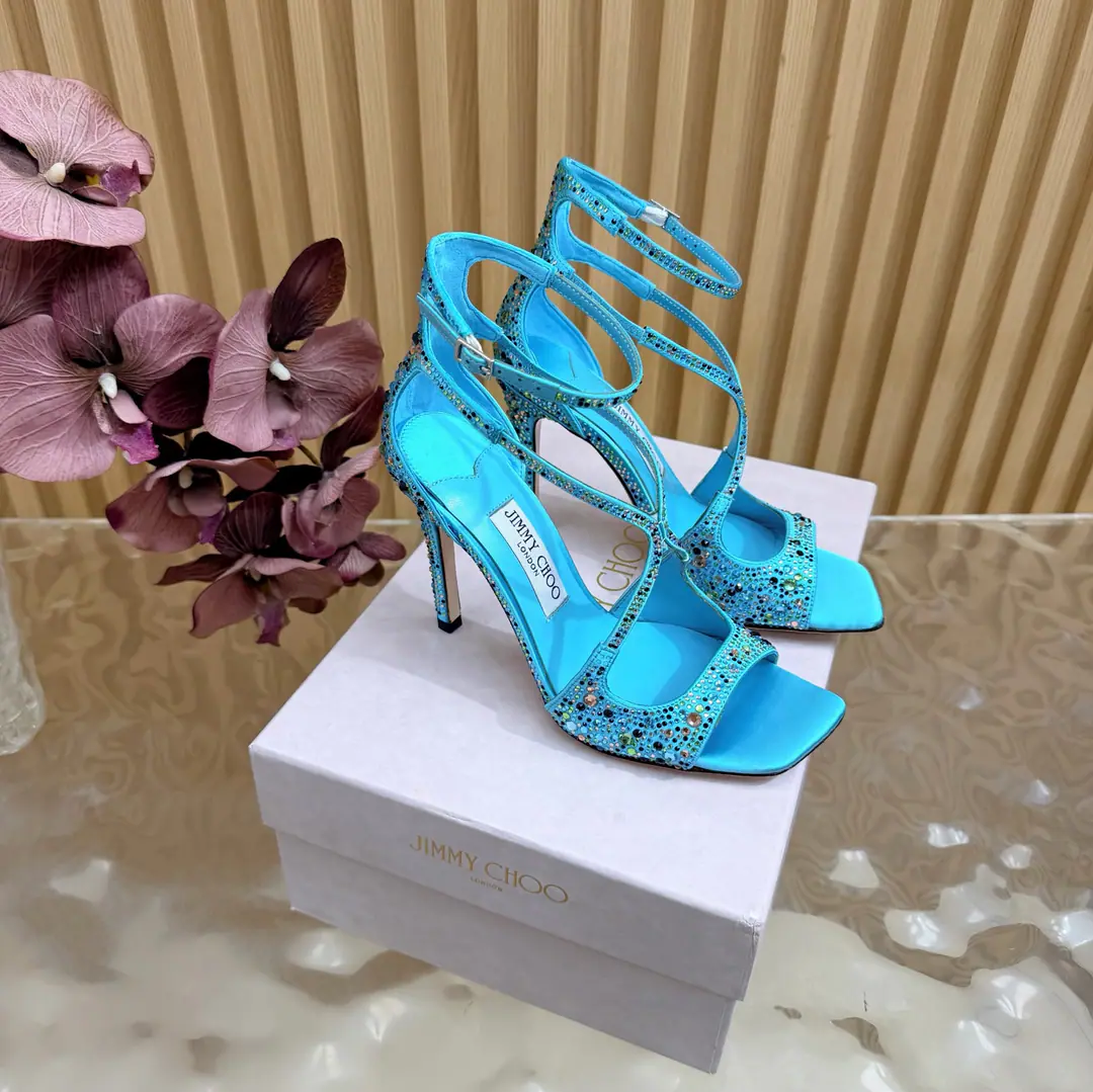 The first edition of the market exclusive high. 2025New Colour Jimmy ChooMorten's shoe., The street tap.SAECrystal chains, heels. Trailer Series Fancy scalding diamond. - The rainbows. （The whole shoe is schwarochian.）Personal sandals., 99％ A unique individual., Add1%It's a great inspiration., It's full of movies., You'll be a big piece in seconds.. Light it up., Show off., Romantic writing is ready., Lighten up your good mood.. ➰Heel is a man-made drill., Original custom-made crystal drilling necklace embedded in secret, Weave the starlight screens. Fabulous.: It's a very high-quality silk drill. Inner: - Good little sheep. Otsumi!: Italy IIIATier cattle skin. He's tall.: 10cm Codes: 35－39 （40, 41, 42 I'll make sure I don't change it.）