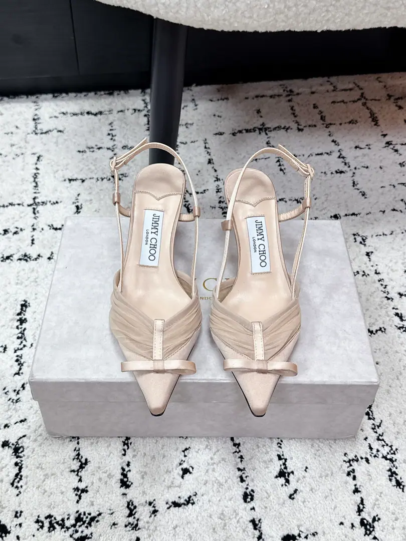 Jimmy Cho* 26/ The new spring and summer scurry of a net and a butterfly with a single shoe. The classic sharp-head shoe-type strap-in-leg effect., Wrinkles.+The combination of bows., I'm so happy to see you., Perfect interpretation.Jimmy Choo ♪ The light-minded romance ♪. The shoe line is flowing., The pointy design is perfect for the foot., Widefoot, The meat and the feet can be easily managed., The upper leg second is a fine foot., It's a good leg.. It's a never-ending stylish shoe in the shoe cabinet., Telecommuting, Date, The full set of events is right in the official setting., You can't make mistakes without closing your eyes.！ ✔️Fabulous.: Silk/The netting. ✔️Uchi.: Lamb skin. ✔️Otsumi!: That's a big one. ✔️ He's tall.: 6.5cm ✔️size: 35-41（40, 41Custom without re-offer）