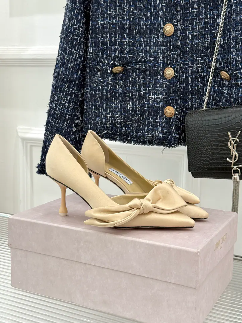 Plant price Jimmy Choo/Jimmy Chow.26WFNew The stumpy butterfly with a high heels. The bow is so soft and bright. Side-space design thin feet He's got a long leg. You're a good man. It's a perfect date dinner. With a suit of air. And the dress is warm and warm. You're not tired of running around. Low-key old money. The shoes are flowing. Details show the heart of brands. Autumn and winter are perfect for the coat. It's easy to feel like a girl. The more you look, the better you feel. You can be sure of your sister. The cabinet must be in the treasure. You're not gonna step on a thunderstorm.！ Facework customized leather with original The inside feet are all sheep's skin. Italian imports are so thick. size: 35-39（40/41Custom） Numbering: 86320260815