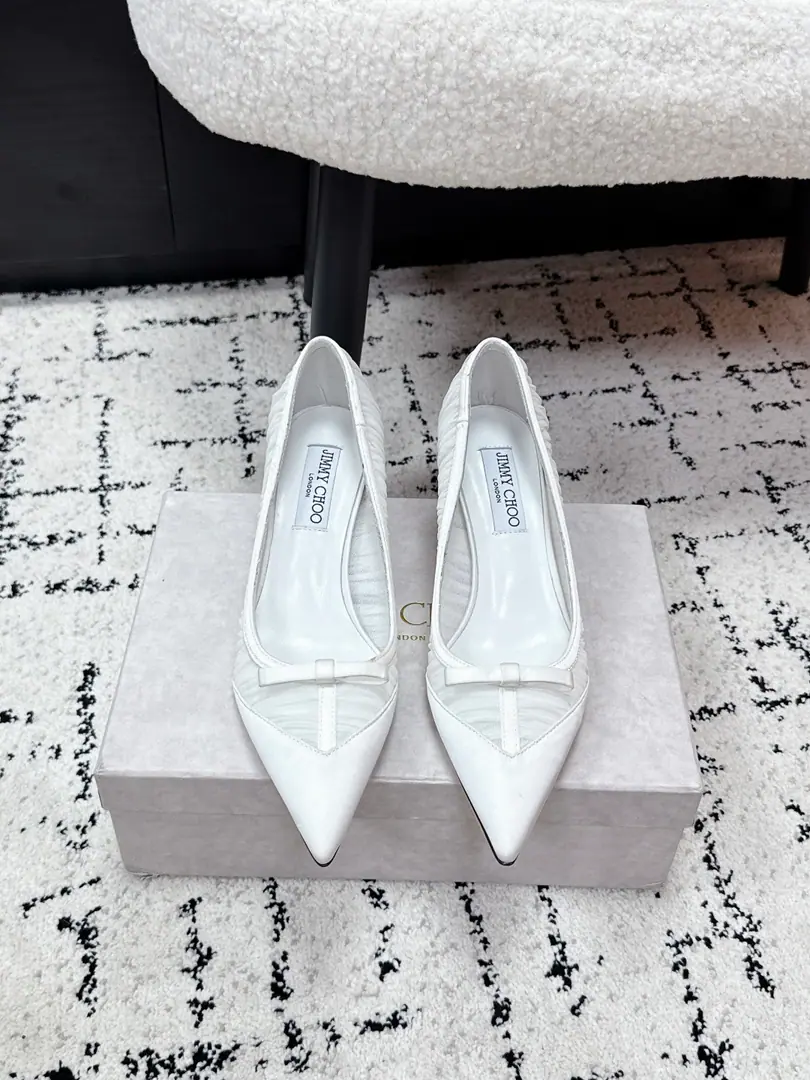 Jimmy Cho* 26/ The new spring and summer scurry of a net and a butterfly with a single shoe. The classic sharp-head shoe-type strap-in-leg effect., Wrinkles.+The combination of bows., I'm so happy to see you., Perfect interpretation.Jimmy Choo ♪ The light-minded romance ♪. The shoe line is flowing., The pointy design is perfect for the foot., Widefoot, The meat and the feet can be easily managed., The upper leg second is a fine foot., It's a good leg.. It's a never-ending stylish shoe in the shoe cabinet., Telecommuting, Date, The full set of events is right in the official setting., You can't make mistakes without closing your eyes.！ ✔️Fabulous.: Silk/The netting. ✔️Uchi.: Lamb skin. ✔️Otsumi!: That's a big one. ✔️ He's tall.: 6.5cm ✔️size: 35-41（40, 41Custom without re-offer）