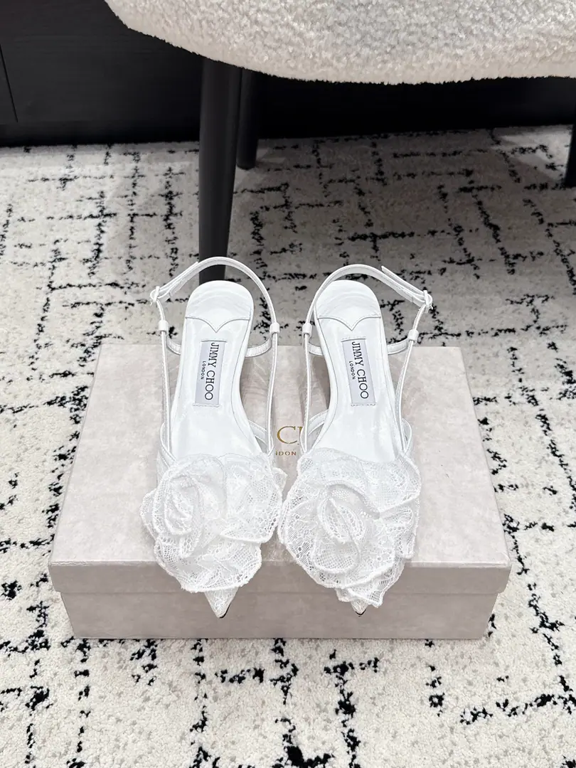 JimmyChoo Jimmy Chow. 26/Spring and summer brand new. Latest Lace Rose slippers. Lace high heels., Very sweet of lace.+Treading, The stylish 3-pollen flower is so elegantly romantic.✨. Xiao Gao's appointment5-7cm, Pull the legs., The back-air belt is more secure., It's easy to wear.. Weddings, whatever., Party is always a great dress., It's easy to get a sense of shape.💃. Jimmy ChooFamous for high-end custom and fashion design, It's a girl's shoe cabinet.！ ✔️Fabulous.: Original custom lace ✔️Uchi.: Lamb skin. ✔️Otsumi!: That's a big one. ✔️He's tall.: 4.5/6.5cm ✔️Size: 35-41（40 41Do it.）