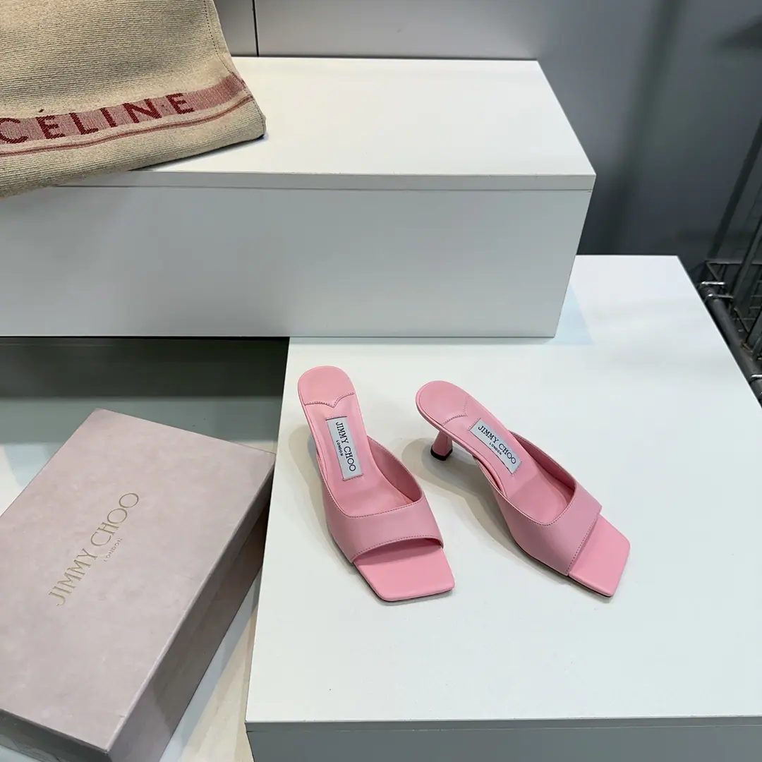 High quality out of the plant.！Top Quality🔥 Jimmy ChooChow Yuji.26Spring and summer. JCNew easy-headed cat and slippers.！ The shoes are carefully prepared using imported sheep skin.🔥No extra decorations., AIR QUITE AIR, And the grace of the fashionable., Makes every step of your feet attractive.！ The shoe face is mixed with imported sheep skin. I'll put my feet in the back. Italian imports are so thick. He's tall.:6.5CM Codes:35-41（40/41/No change.） Prefixed packaging