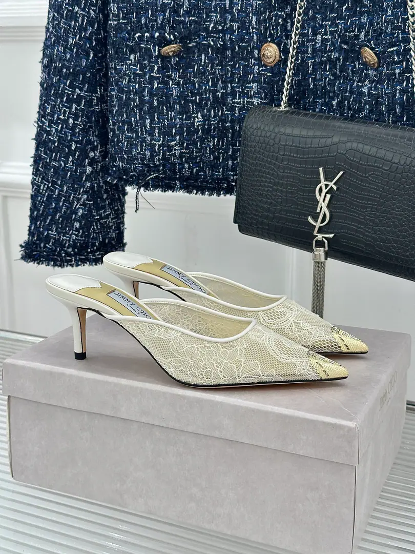 Plant price Jimmy Choo/Jimmy Chow.26WFNew Lacey's head and slippers. Inherit the brand.30The English genre of the year. This sandal unlocks the softness and the strength of modern women.. "The glitter of laces with romantic flowers and shades." The thinness of my skin flows through the light. It's like a second layer of skin.. 10cmThe flaps are tied to the fan-shoes. I'll pull the legs. The body work shoe pads hide comfort and conceit.. A big, bright, metal head with a pointer pen. And then we're gonna have a little bit of a little bit of a bump with lace. ♪ Walking through the glitter ♪. The tangled ankles are fine. The Italian process gives each step a steady end.. It's not a dinner dress, it's a regular dress. "and we can balance our lusts with our auras." I'll put you around the red carpet or the corner. I'm not sure what I'm thinking. Become a glorious hero with a little light.. The fabric is customised with the original lace The inside feet are all sheep's skin. Italian imports are so thick. size: 35-39（34/40/41/42Custom） Numbering: 81520260507