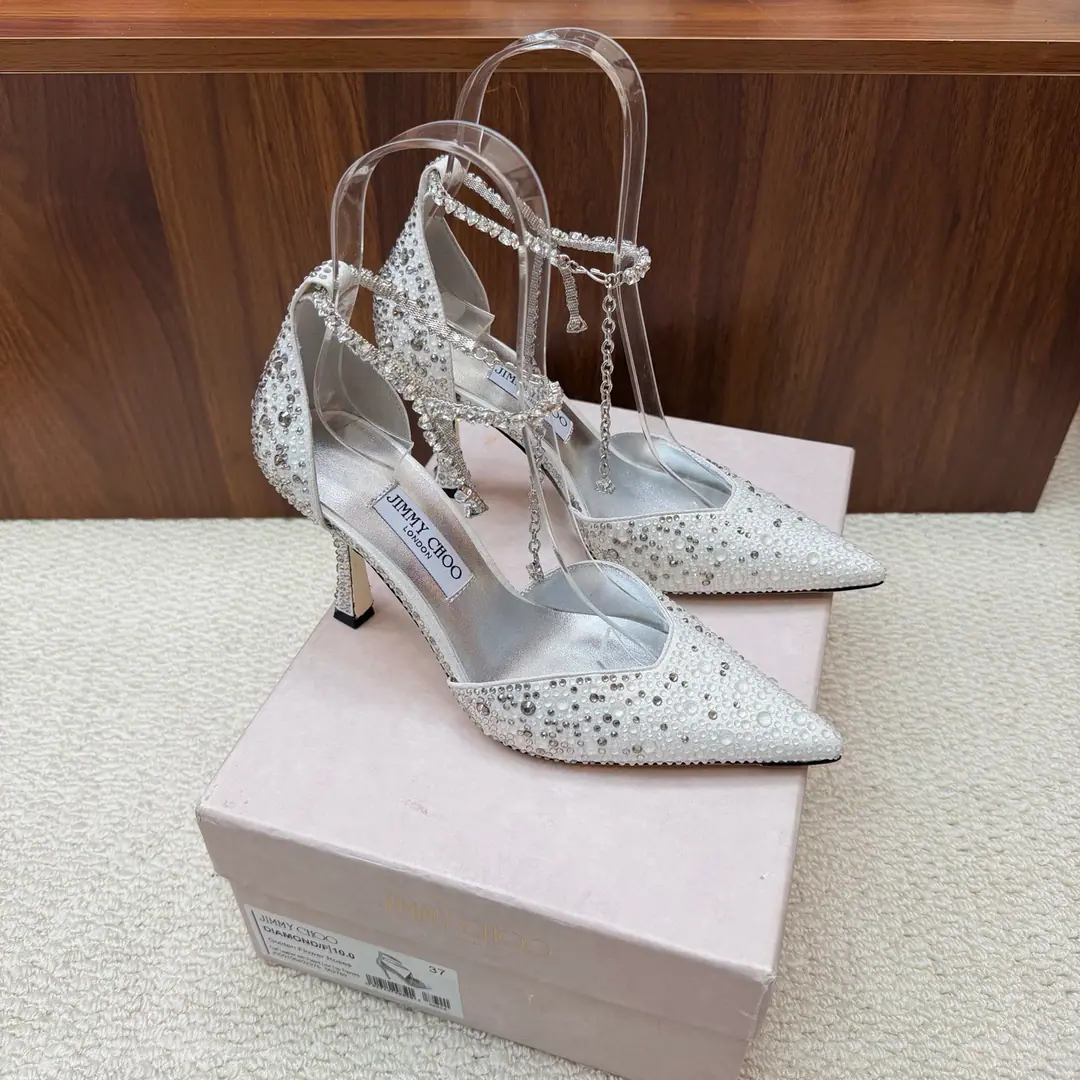 New exclusive. 💜Jimmy Choo/Jimmy Chow's heavy-handed, high-head and chain-high-hide sandals. Super-crystal shoes. It's so beautiful that it can't be seen. Shoes are very nice. It's not too narrow. There's plenty of room inside. Toes can relax enough. The water is drilled in the back of its feet and radians are charming. It's beautiful. ♪ The spirits of the world ♪ It's gorgeous and not exaggerating.！！ The fabric is drilled with imported surfaces The insides are all imported sheep's skin. CustomAA class of Italian skin. （Note-based custom is not changed） He's tall.: 9cm Size: 35-39（40/41/42Custom）