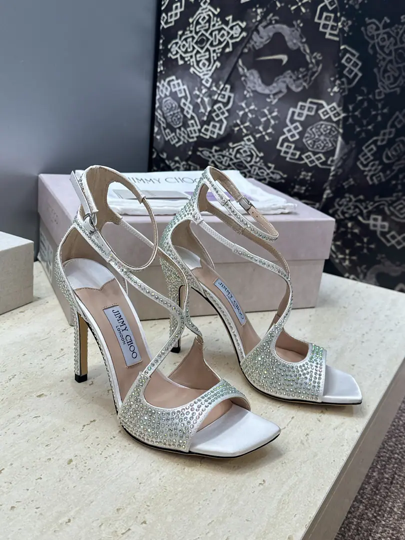 Plant prices Chow Yuji.Jimmy Choo 2026Spring and summer, the twilight water is a twig of jelly and cross-shoes. Jimmy Chow.JCLetterlogo High-hee fish with bare sandals. Material:The shoes are for sheep, skin is for Australian water.+In the skin of the sheep.+Italy is a big-ass country. He's tall.: 10.5CM Codes: 35-39（40.41.42Custom without re-offer)