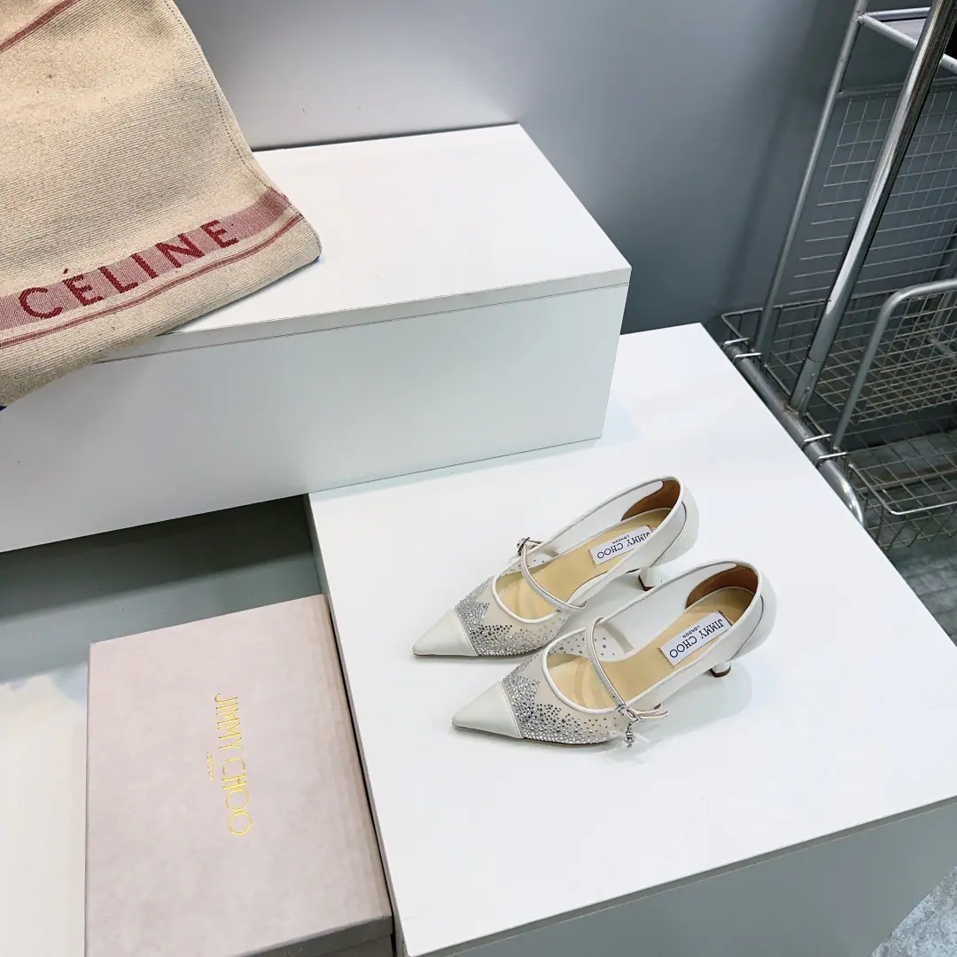 High quality out of the plant.！Top Quality🔥Jimmy Choo26Spring and summer pearls are hanging high heels.！The veil is hot.！ The classic pearl hanging decoration. Smart-mixed feet. To put a hymn on both feet.. The light and the glow and the skin's delicateness are reinforced. He's got a nice, elegant face. It's a good taste.. The flat-rate back to comfort. Nice. Walking on the streets of Spring Day I'm so proud of myself. No restraint.. No matter what work goes out to the street party. It's perfect for the match. Take it easy.. The shoe face is mixed with imported sheep skin. The insides are all parchment. Italian imports are so thick. He's tall.:8.5cm Codes:35-41（40/41No change.） Prefixed packaging