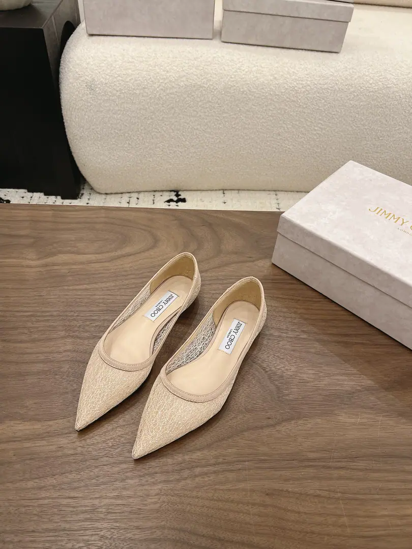 Jimmy Cho* 26SS♪ The new laces of early spring ♪ These shoes are really a hundred-dollar cut in a girls' shoe cabinet., It's nice and nice.！Black, White two classic colors, It's a good thing to wear it every day or to be here at a very important occasion.. - Slender lace-gauge shoes., You're so sullen., Gentle and superior.. The pointy design is so thin., And stretch your legs., Seconds grow into legs.. The soft inside feet are comfortable., I've been wearing it long enough to get my feet., Just walk.. Black with a little black dress., - A suit., A man with a talent and a temperament.. White with a dress., Little dress., The spirits are full., It's perfect for a wedding shoe.. Don't bother with the match., You'll see if you can get your feet up., Telecommuting, Date, Weddings can be worn.！ Shoe.: Lacey./Opening pearls Uchi.: Lamb skin. Otsumi!: That's a big one. size: 35-41Code（40, 41Code custom is not to be changed） He's tall.: 1.5cm