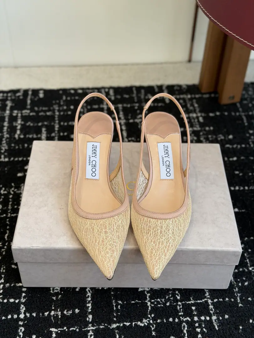 Requisition level Jimmy Choo jc Chow Yuji. New lace heels. These are the retrograde little laces., It's definitely a shoe cabinet.CThe choice of the two.！It's not just a pair of shoes., And a symbol of grace and fashion.. Lacey is so delicate and soft., It's full of flesh., Classic head design., It's old and fashionable., ♪ Modified the foot ♪, And the atmosphere is so elegant.. Walking smooth and easy., I'm not tired of walking., Date, It's perfect for commuters.. Material: Shoe-face custom lace. +The netting. Uchi.: Lamb skin. Otsumi!: That's a big one. Size: 35-42（40 41 42Make a no-refund order.）