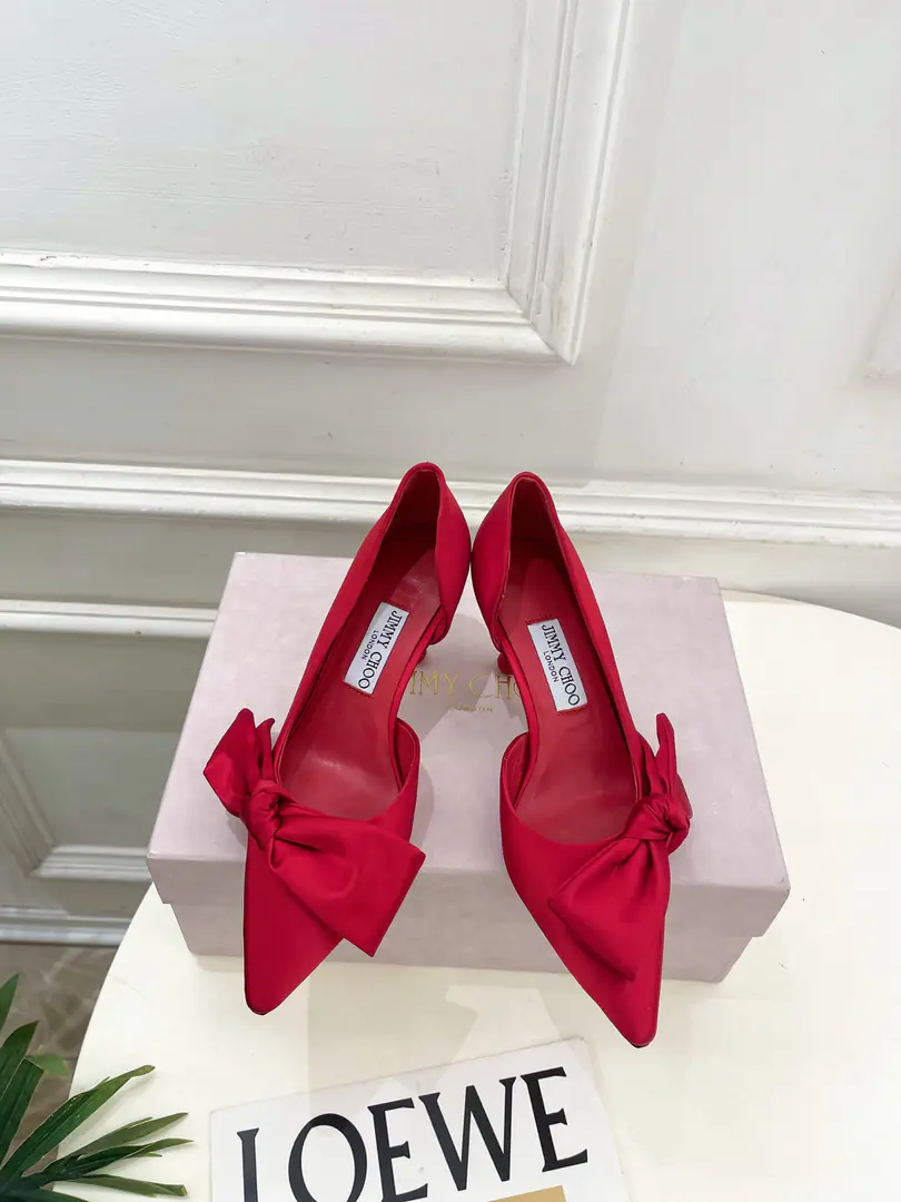 JimmyChoo Jimmy Chow. 26𝐬𝐬 ✨ 2026Autumn and winter brand new. The cabinet is up to date.JCThe pointy butterfly is tied up with his heels. BS- A gift. A super comfortable shoe with its feet., It's been a long time., The charm of fashion begins with the foot., ♪ I'm jealous of my eyes ♪, The sharp heels this year are more rosy., It's starting to lead fashion again., I'll take a look. ！ Shoe.: Original high custom silk Uchi.: Imports of sheep's skin Otsumi!: The original Italian is a big one. He's tall.: 7cm Size: 35~39（40.41I'll make sure I don't change it.） Plant price Numbering: 2608045