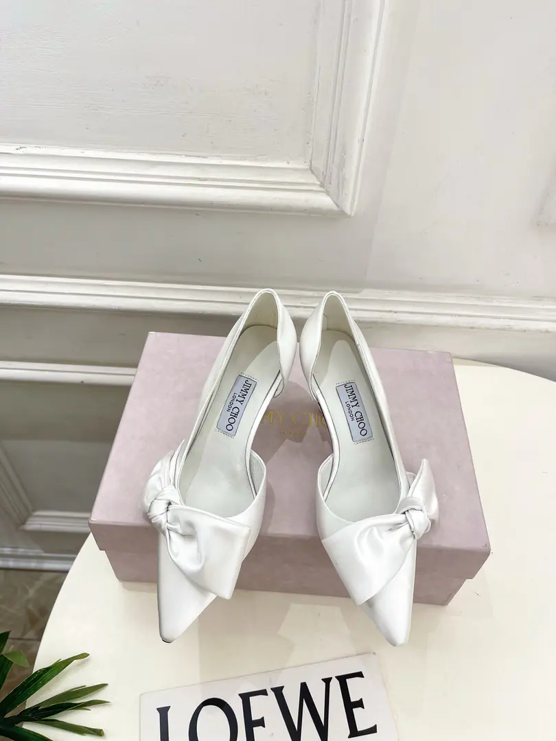 JimmyChoo Jimmy Chow. 26𝐬𝐬 ✨ 2026Autumn and winter brand new. The cabinet is up to date.JCThe pointy butterfly is tied up with his heels. BS- A gift. A super comfortable shoe with its feet., It's been a long time., The charm of fashion begins with the foot., ♪ I'm jealous of my eyes ♪, The sharp heels this year are more rosy., It's starting to lead fashion again., I'll take a look. ！ Shoe.: Original high custom silk Uchi.: Imports of sheep's skin Otsumi!: The original Italian is a big one. He's tall.: 7cm Size: 35~39（40.41I'll make sure I don't change it.） Plant price Numbering: 2608045