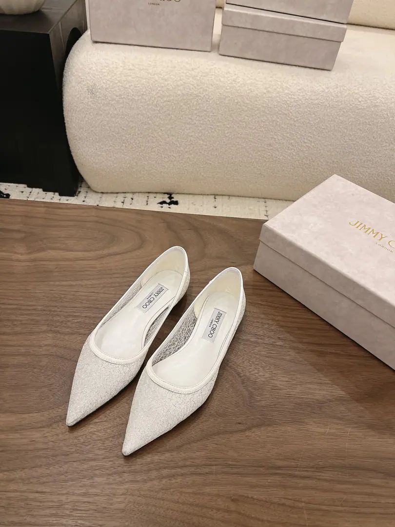 Jimmy Cho* 26SS♪ The new laces of early spring ♪ These shoes are really a hundred-dollar cut in a girls' shoe cabinet., It's nice and nice.！Black, White two classic colors, It's a good thing to wear it every day or to be here at a very important occasion.. - Slender lace-gauge shoes., You're so sullen., Gentle and superior.. The pointy design is so thin., And stretch your legs., Seconds grow into legs.. The soft inside feet are comfortable., I've been wearing it long enough to get my feet., Just walk.. Black with a little black dress., - A suit., A man with a talent and a temperament.. White with a dress., Little dress., The spirits are full., It's perfect for a wedding shoe.. Don't bother with the match., You'll see if you can get your feet up., Telecommuting, Date, Weddings can be worn.！ Shoe.: Lacey./Opening pearls Uchi.: Lamb skin. Otsumi!: That's a big one. size: 35-41Code（40, 41Code custom is not to be changed） He's tall.: 1.5cm