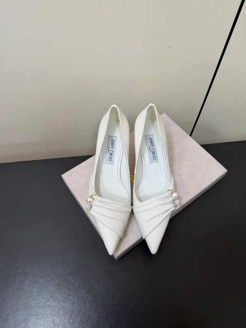 Jimmy Choo 26ssThe new summer wrinkled pearls with high heels. ♪ And a warm, warm, warm, beautiful ♪, The sharp edges are coupled with soft and wrinkled shoes., Prefix pearls to the bottom., Flexible metal line and stretching legs., A graceful touch.. "and blend the gentle and golden wind with the simple and auspicious qualities.", It's a practical combination of a formal atmosphere and daily wear., A pair of them will increase the accuracy of the whole set., It's a 100% high-end atmosphere.. Shoe.: Lamb skin. Uchi.: Lamb skin. Otsumi!: That's a big one. size: 35-42Code（40, 41, 42Code custom is not to be changed） He's tall.: 6.5cm