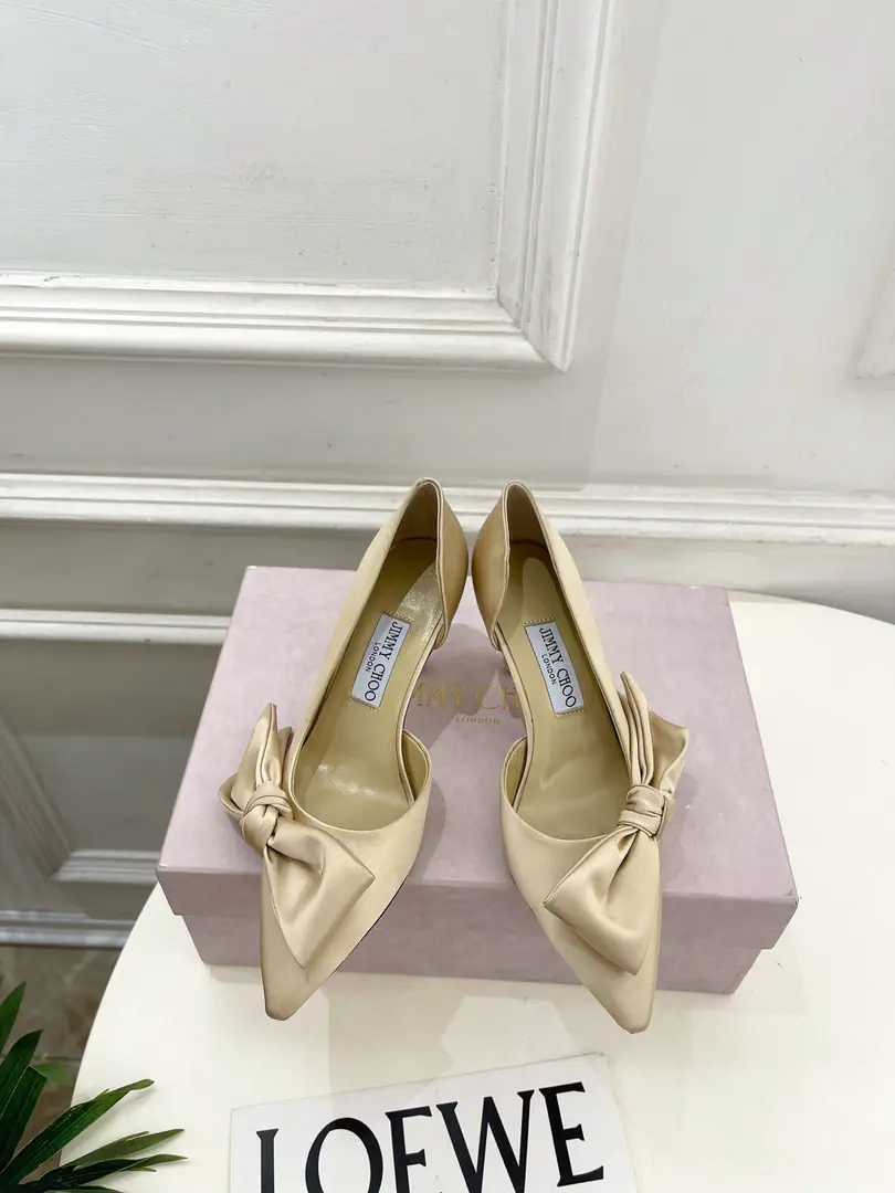 JimmyChoo Jimmy Chow. 26𝐬𝐬 ✨ 2026Autumn and winter brand new. The cabinet is up to date.JCThe pointy butterfly is tied up with his heels. BS- A gift. A super comfortable shoe with its feet., It's been a long time., The charm of fashion begins with the foot., ♪ I'm jealous of my eyes ♪, The sharp heels this year are more rosy., It's starting to lead fashion again., I'll take a look. ！ Shoe.: Original high custom silk Uchi.: Imports of sheep's skin Otsumi!: The original Italian is a big one. He's tall.: 7cm Size: 35~39（40.41I'll make sure I don't change it.） Plant price Numbering: 2608045
