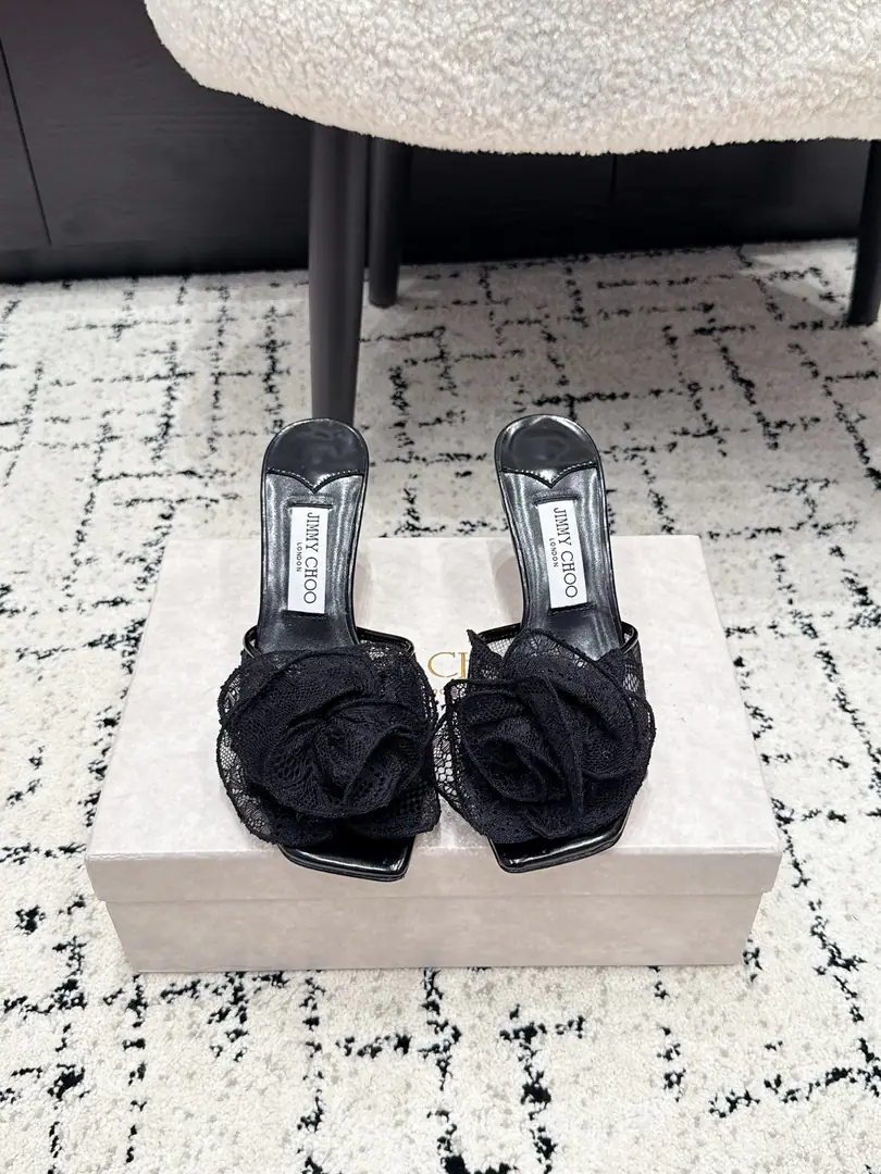 JimmyChoo Jimmy Chow. 26/Spring and summer brand new. Latest Lace Rose slippers. Lace high heels., Very sweet of lace.+Treading, The stylish 3-pollen flower is so elegantly romantic.✨. Xiao Gao's appointment5-7cm, Pull the legs., The back-air belt is more secure., It's easy to wear.. Weddings, whatever., Party is always a great dress., It's easy to get a sense of shape.💃. Jimmy ChooFamous for high-end custom and fashion design, It's a girl's shoe cabinet.！ ✔️Fabulous.: Original custom lace ✔️Uchi.: Lamb skin. ✔️Otsumi!: That's a big one. ✔️He's tall.: 4.5/6.5cm ✔️Size: 35-41（40 41Do it.）