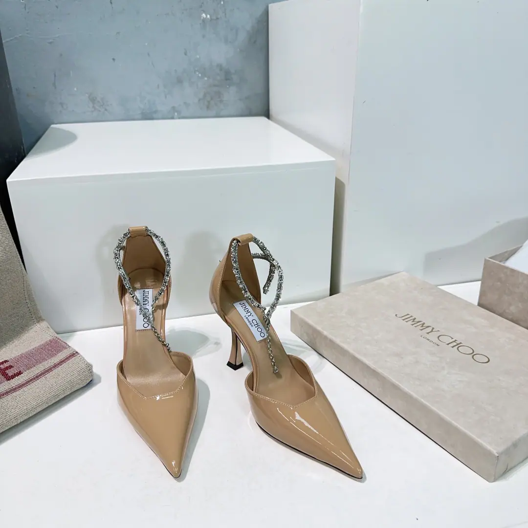 High quality out of the plant.！Top Quality🔥Jimmy Choo26Spring and summer.jcNew water drills with high heels and empty sandals.！Water drilling decoration blingbling ♪ And face down to the graceful breath of grace ♪, ♪ Bright isn't so vulgar ♪！ Shoes are very trimmed., The line is so high-profile., The upper foot is delicate and old., A pair of shallow shoes anyone needs., The tender white milk is full.！Put the elegant elements together.！ Comfortable and fashion-friendly., It's a good look for a pair of sex., Single shoes are a single item for four seasons a year.！ The shoes are covered in soft paint. The inside of the bed is covered with water and the skin of the sheep. Italian imports are so colory. He's tall.:NYO9.5cm Codes35-42（40 41 42No. No.） Prefixed packaging