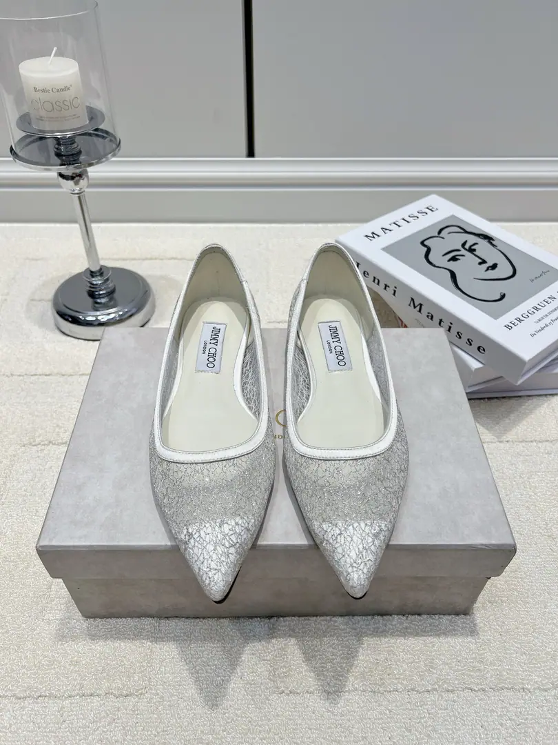 G Jimmy ChooSilver laces flash the pointy flat shoes.26ss The Moonlight Fairy's shoes are coming.✨JCSilver laces are so beautiful. Silver-white lace with a soft-light filter., The thin flashes are low-profile and valuable. A sharp front-page line with long legs., The foot is perfect. Zero-Plus Design, Say goodbye to the high heels and grind their feet., The wedding is full of no pressure. ♪ The whole world of the past ♪, The gentle atmosphere is filled with light. With a wedding dress., Little white dress., A dress with a silk on it., The suit is perfect. You must be a bride-sister., Daily commute, You're so good at dating dinner. ▪Shoe.: Aqueous laces ▪Foot.: A sheep's skin cushion. ▪Otsumi!: That's a big one. ▪Codes: 34-42（34.40.41.42I'll make sure I don't change it.）