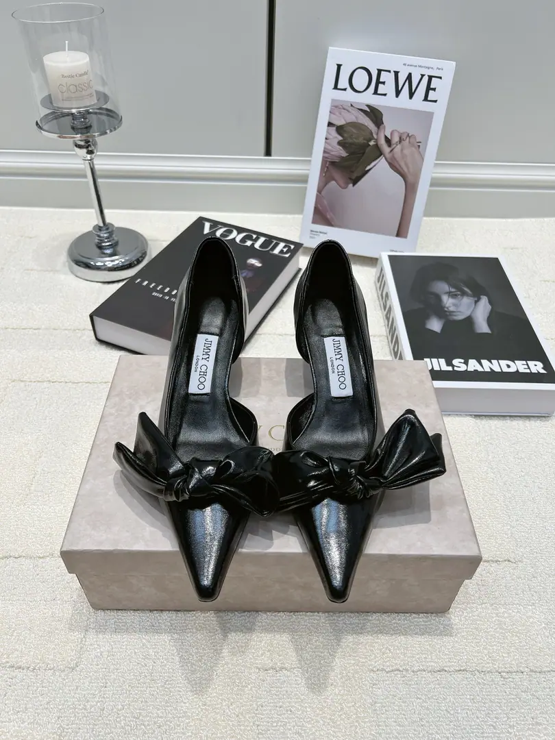 G Jimmy Choo Black-faced butterfly with no head and heels.26ss Who can refuse to wear a posh pony?JCButterfly with heels.！ The luminous black skin is very cold., The sharp front-page is a great stretch of legs., The second is a thin, long leg.. A big stubble bow., Sweetness and the height of the head., Sweet balance is right., The gentle and the air is opening.. The side is so finely cut that the foil is so delicate., It's thinner in the visual., ♪ The fine detail full ♪. The classic black one can be a thousand., Dinner party., Date dinner., It's a big occasion to wear it and put it on the ground., The upper foot is a good rich family.. JCClassic Shoes, High-temporal model has undergone a human engineering training., Better than a normal pair of heels., Beautiful doesn't have to take pain.. ▪Shoe.: A bright cow. ▪Foot.: Watered sheep skin. ▪Otsumi!: ♪ And the whole thing ♪ ▪Codes: 35-39（40We'll do it.）