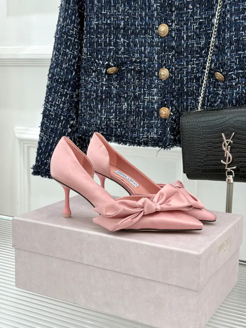 Plant price Jimmy Choo/Jimmy Chow.26WFNew The stumpy butterfly with a high heels. The bow is so soft and bright. Side-space design thin feet He's got a long leg. You're a good man. It's a perfect date dinner. With a suit of air. And the dress is warm and warm. You're not tired of running around. Low-key old money. The shoes are flowing. Details show the heart of brands. Autumn and winter are perfect for the coat. It's easy to feel like a girl. The more you look, the better you feel. You can be sure of your sister. The cabinet must be in the treasure. You're not gonna step on a thunderstorm.！ Facework customized leather with original The inside feet are all sheep's skin. Italian imports are so thick. size: 35-39（40/41Custom） Numbering: 86320260815