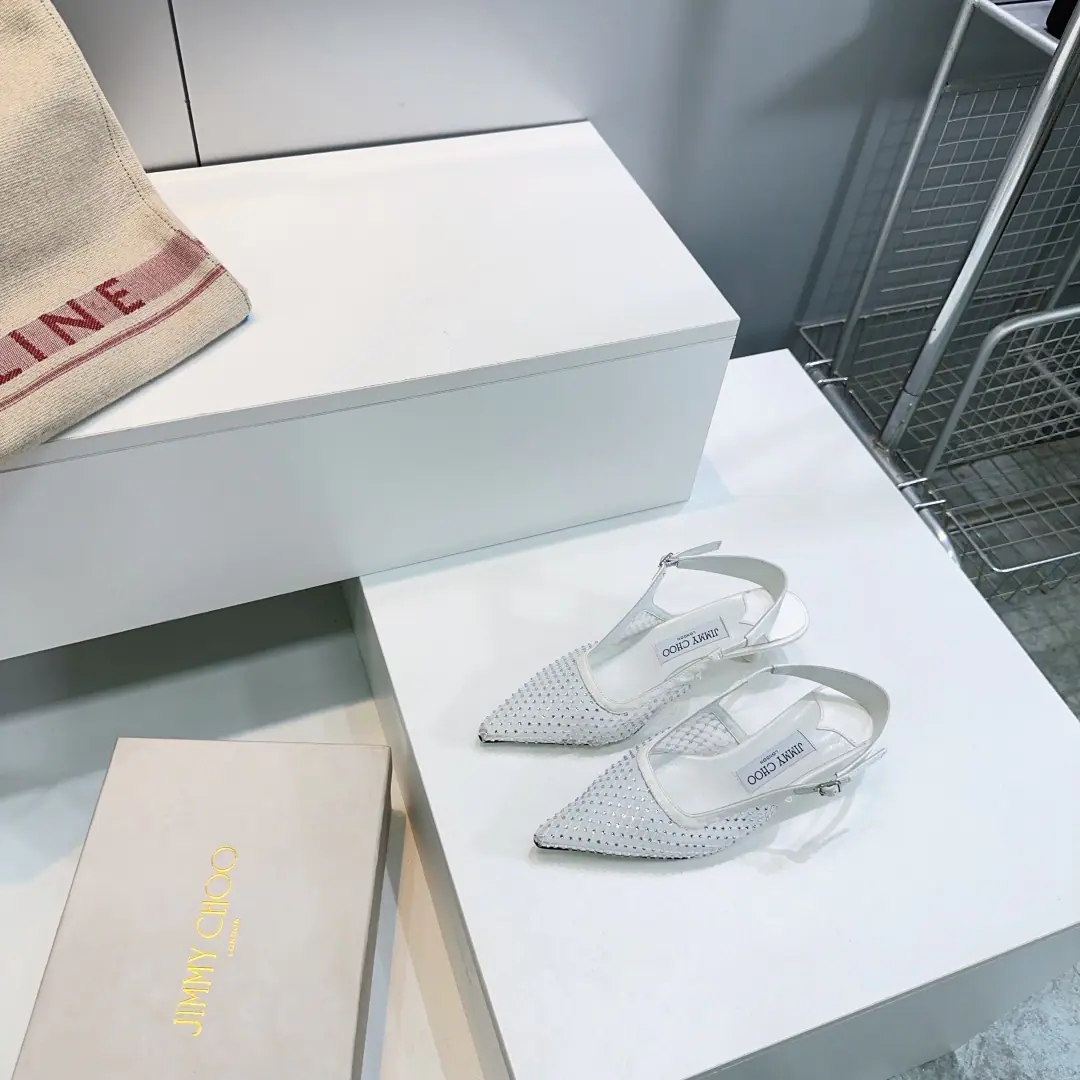 High quality out of the plant.！Top Quality🔥Jimmy Choo｜Chow Yuji.26The new spring and summer dress is hot with a little cat and a little sandal behind it.！JcThe classic crystal-hot-cut-net-gauge heel.🔥 A super-sink.！It's so beautiful that it's suffocating. The super-fascinating Schwartz Crystal Drizzle. bling blingDrip... The super-bigmous woman of feet.✔️ Use import netting on the shoe./Schwartz's Crystal Drilling. The shoe face is burnt with the original net veil. I'll put my feet on the back of my head. Italian imports of cattle and skin He's tall.:5.5cm Codes:35-42（ 40/41/42No change.） Prefixed packaging