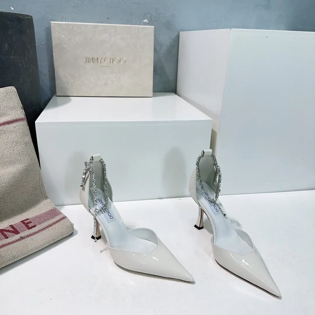 High quality out of the plant.！Top Quality🔥Jimmy Choo26Spring and summer.jcNew water drills with high heels and empty sandals.！Water drilling decoration blingbling ♪ And face down to the graceful breath of grace ♪, ♪ Bright isn't so vulgar ♪！ Shoes are very trimmed., The line is so high-profile., The upper foot is delicate and old., A pair of shallow shoes anyone needs., The tender white milk is full.！Put the elegant elements together.！ Comfortable and fashion-friendly., It's a good look for a pair of sex., Single shoes are a single item for four seasons a year.！ The shoes are covered in soft paint. The inside of the bed is covered with water and the skin of the sheep. Italian imports are so colory. He's tall.:NYO9.5cm Codes35-42（40 41 42No. No.） Prefixed packaging