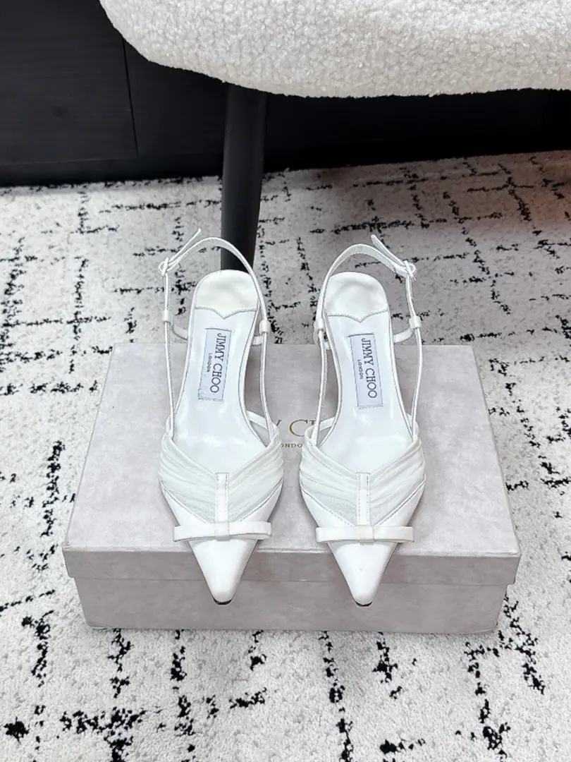 Jimmy Cho* 26/ The new spring and summer scurry of a net and a butterfly with a single shoe. The classic sharp-head shoe-type strap-in-leg effect., Wrinkles.+The combination of bows., I'm so happy to see you., Perfect interpretation.Jimmy Choo ♪ The light-minded romance ♪. The shoe line is flowing., The pointy design is perfect for the foot., Widefoot, The meat and the feet can be easily managed., The upper leg second is a fine foot., It's a good leg.. It's a never-ending stylish shoe in the shoe cabinet., Telecommuting, Date, The full set of events is right in the official setting., You can't make mistakes without closing your eyes.！ ✔️Fabulous.: Silk/The netting. ✔️Uchi.: Lamb skin. ✔️Otsumi!: That's a big one. ✔️ He's tall.: 6.5cm ✔️size: 35-41（40, 41Custom without re-offer）