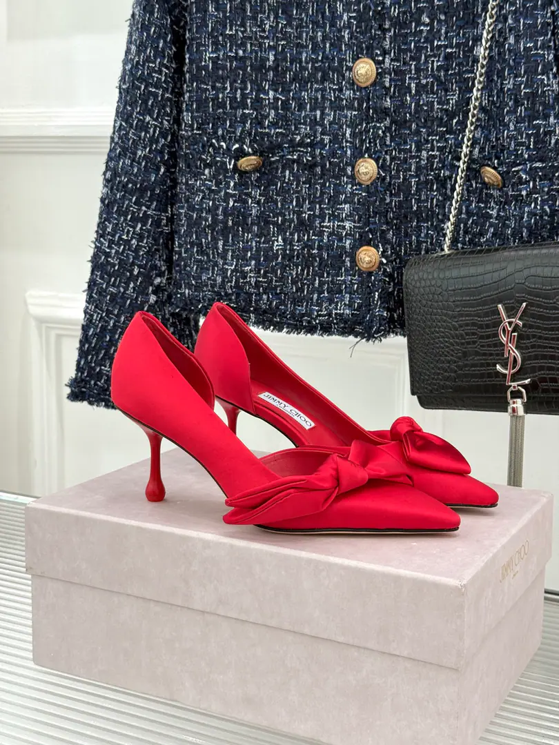Plant price Jimmy Choo/Jimmy Chow.26WFNew The stumpy butterfly with a high heels. The bow is so soft and bright. Side-space design thin feet He's got a long leg. You're a good man. It's a perfect date dinner. With a suit of air. And the dress is warm and warm. You're not tired of running around. Low-key old money. The shoes are flowing. Details show the heart of brands. Autumn and winter are perfect for the coat. It's easy to feel like a girl. The more you look, the better you feel. You can be sure of your sister. The cabinet must be in the treasure. You're not gonna step on a thunderstorm.！ Facework customized leather with original The inside feet are all sheep's skin. Italian imports are so thick. size: 35-39（40/41Custom） Numbering: 86320260815
