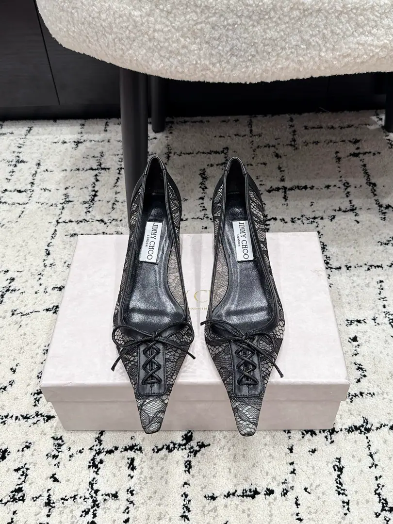 Jimmy Choo Jimmy Chow. 26/ Spring and summer. Lacey. High heels. Jimmy ChooThis black lace is sharp., Very sweet of lace.+Tie, Nice and sexy.✨. Pointy design for long legs., I'll take a breath., Spring and summer are perfect.！Soft soles., I can easily handle my commuting., The French romance is full of it.～👠 ✔️Fabulous.: Customize lace with original ✔️Uchi.: Lamb skin. ✔️Otsumi!: Italian imports are so thick. ✔️He's tall.: 4.5cm ✔️Size: #35-41（40. 41Make a no-refund order.）