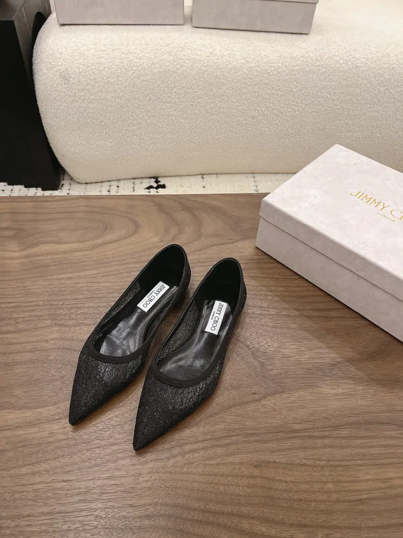 Jimmy Cho* 26SS♪ The new laces of early spring ♪ These shoes are really a hundred-dollar cut in a girls' shoe cabinet., It's nice and nice.！Black, White two classic colors, It's a good thing to wear it every day or to be here at a very important occasion.. - Slender lace-gauge shoes., You're so sullen., Gentle and superior.. The pointy design is so thin., And stretch your legs., Seconds grow into legs.. The soft inside feet are comfortable., I've been wearing it long enough to get my feet., Just walk.. Black with a little black dress., - A suit., A man with a talent and a temperament.. White with a dress., Little dress., The spirits are full., It's perfect for a wedding shoe.. Don't bother with the match., You'll see if you can get your feet up., Telecommuting, Date, Weddings can be worn.！ Shoe.: Lacey./Opening pearls Uchi.: Lamb skin. Otsumi!: That's a big one. size: 35-41Code（40, 41Code custom is not to be changed） He's tall.: 1.5cm