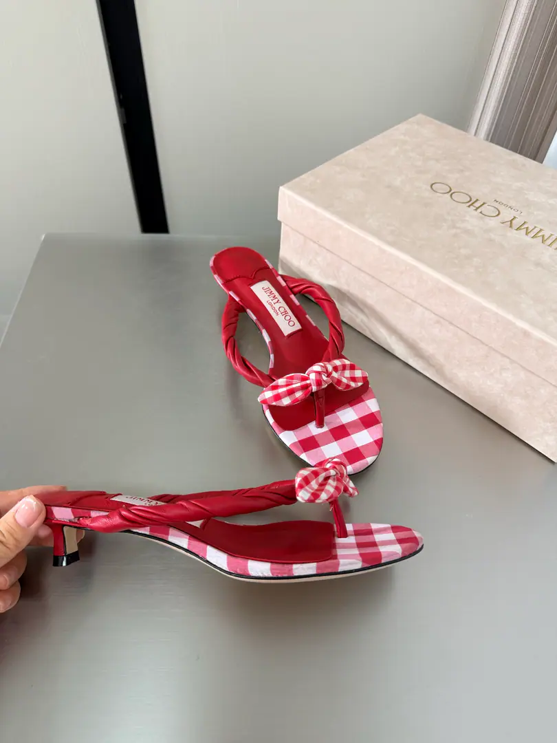 JC Cats and... It's a leather knot. Toes slippers. England🏴󠁧󠁢󠁥󠁮󠁧󠁿Grid JimmyChoo Collins Store Cats and... 3.5cm Sexy and charming. Jimmy Choo The drills are classic. A lot of babies have been here lately.Collins StreetThe shop will tell the story.!They're in the window as well. I believe in passing through.Collins StreetThe kids at the store have seen it. Lamb skin. In the pipskin. Italy🇮🇹That's a big one. Configure Fine Packaging 35 36 37 38 39 40 41 41 （40 41 Custom）
