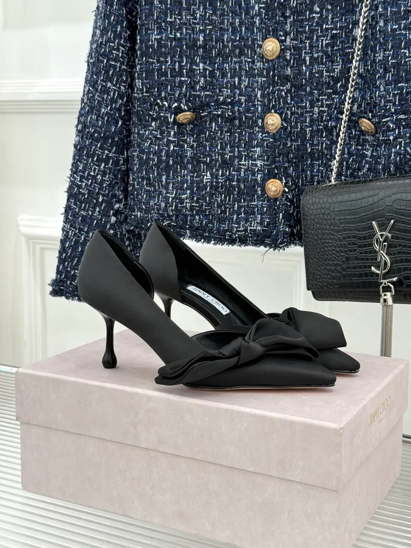 Plant price Jimmy Choo/Jimmy Chow.26WFNew The stumpy butterfly with a high heels. The bow is so soft and bright. Side-space design thin feet He's got a long leg. You're a good man. It's a perfect date dinner. With a suit of air. And the dress is warm and warm. You're not tired of running around. Low-key old money. The shoes are flowing. Details show the heart of brands. Autumn and winter are perfect for the coat. It's easy to feel like a girl. The more you look, the better you feel. You can be sure of your sister. The cabinet must be in the treasure. You're not gonna step on a thunderstorm.！ Facework customized leather with original The inside feet are all sheep's skin. Italian imports are so thick. size: 35-39（40/41Custom） Numbering: 86320260815