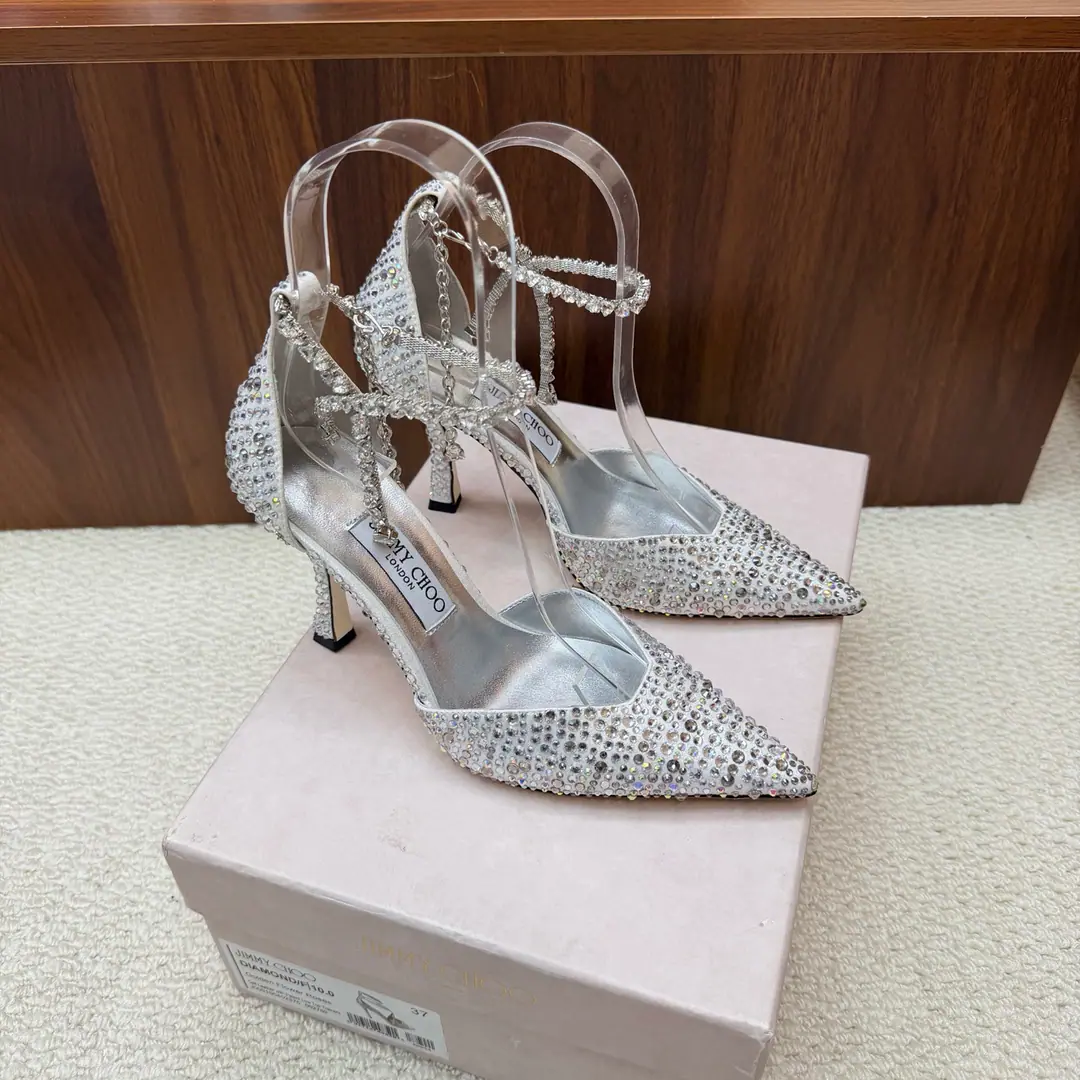 New exclusive. 💜Jimmy Choo/Jimmy Chow's heavy-handed, high-head and chain-high-hide sandals. Super-crystal shoes. It's so beautiful that it can't be seen. Shoes are very nice. It's not too narrow. There's plenty of room inside. Toes can relax enough. The water is drilled in the back of its feet and radians are charming. It's beautiful. ♪ The spirits of the world ♪ It's gorgeous and not exaggerating.！！ The fabric is drilled with imported surfaces The insides are all imported sheep's skin. CustomAA class of Italian skin. （Note-based custom is not changed） He's tall.: 9cm Size: 35-39（40/41/42Custom）