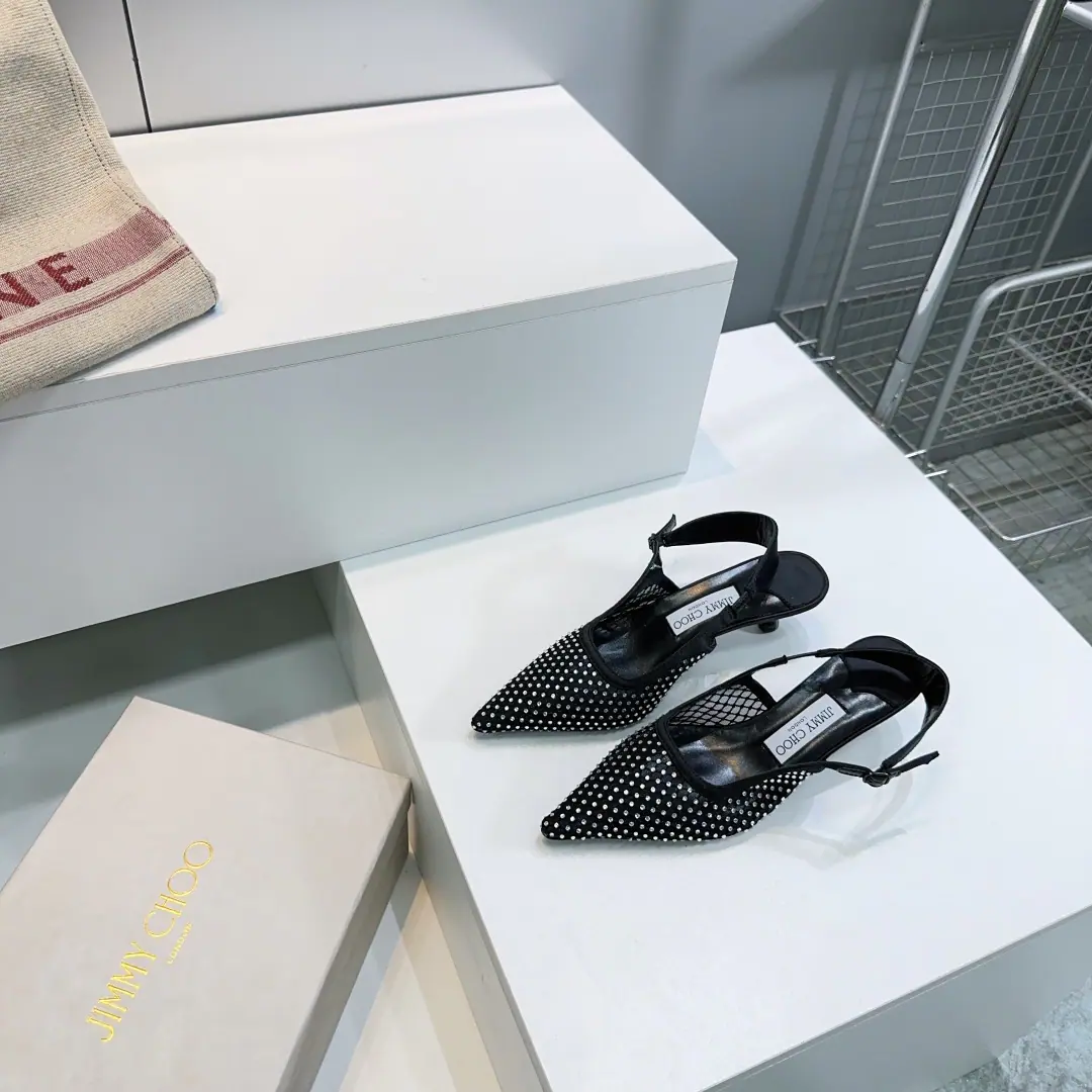 High quality out of the plant.！Top Quality🔥Jimmy Choo｜Chow Yuji.26The new spring and summer dress is hot with a little cat and a little sandal behind it.！JcThe classic crystal-hot-cut-net-gauge heel.🔥 A super-sink.！It's so beautiful that it's suffocating. The super-fascinating Schwartz Crystal Drizzle. bling blingDrip... The super-bigmous woman of feet.✔️ Use import netting on the shoe./Schwartz's Crystal Drilling. The shoe face is burnt with the original net veil. I'll put my feet on the back of my head. Italian imports of cattle and skin He's tall.:5.5cm Codes:35-42（ 40/41/42No change.） Prefixed packaging