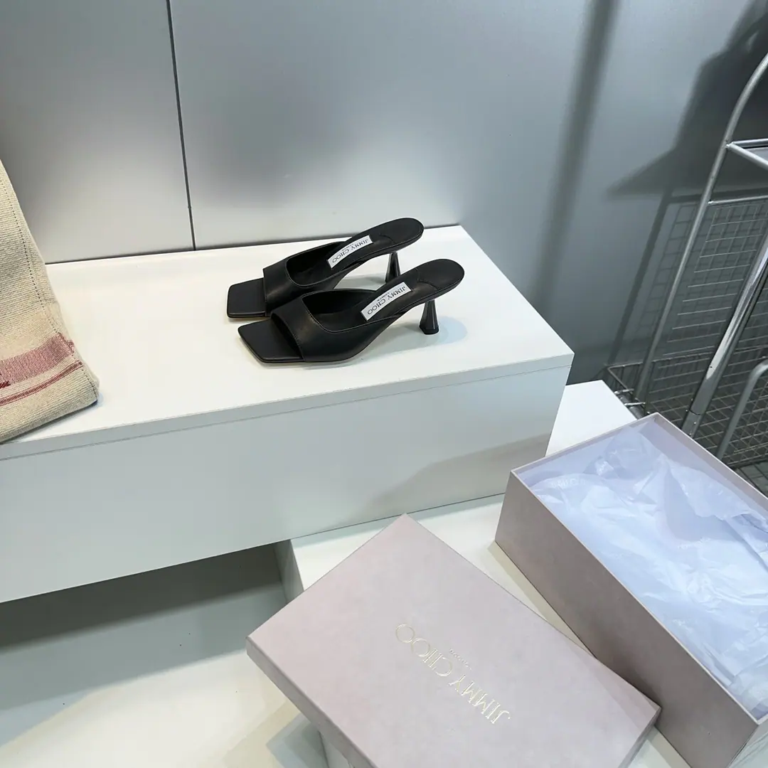 High quality out of the plant.！Top Quality🔥 Jimmy ChooChow Yuji.26Spring and summer. JCNew easy-headed cat and slippers.！ The shoes are carefully prepared using imported sheep skin.🔥No extra decorations., AIR QUITE AIR, And the grace of the fashionable., Makes every step of your feet attractive.！ The shoe face is mixed with imported sheep skin. I'll put my feet in the back. Italian imports are so thick. He's tall.:6.5CM Codes:35-41（40/41/No change.） Prefixed packaging