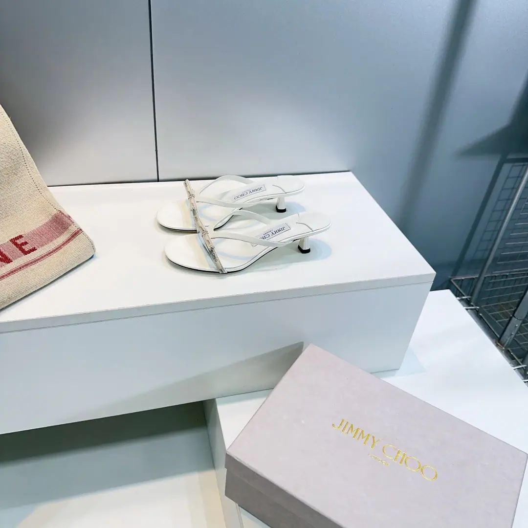 High quality out of the plant.！Top Quality🔥Jimmy Choo 26Spring and summer, a simple bow.logoWeasels and slippers.！Heavy procession to small heels.🍷 Synchronize cabinets Master's skill Comfortable and leisure. Sweet. It's easy to be satisfied without a solution. blingbling ♪ And face down to the graceful breath of grace ♪, ♪ Bright isn't so vulgar ♪！Shoes are very trimmed., The line is so high-profile., The upper foot is delicate and old.！ The shoe face is mixed with imported sheep skin. I'll put my foot on the skin inside. Italian imports are so colory. He's tall.:NYO4.5cm Codes:35-42（40 41 42Make a no-refund order.） Prefixed packaging