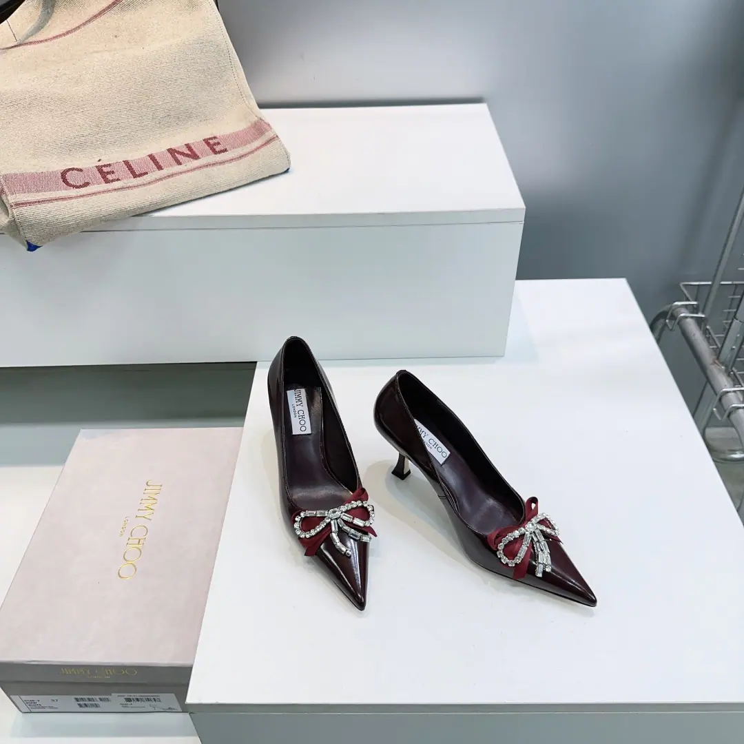 High quality out of the plant.！Top Quality🔥Jimmy Choo 26The Spring and Summer Blossoms are a series of high-head and hot-shoes.！JCNew paragraph High heels Single shoes.🔥 The line between shoe-shoe and jewelry is blurred. Clear. JC Style Design. ♪ Beautifully strutting, It's like wearing a nice ankle for a foot.. There are other fine crystals in the back of the line., Show me the shoes., "with the pointy head." 6.5Cms of thin and tall heel., Fashionful eye-sucking., It's hard to forget. The shoe is imported into the oxen./Gretel. I'll put my foot on the skin inside. Italian imports are so thick. Codes:35-42（40 41 42No. No.） Prefixed packaging