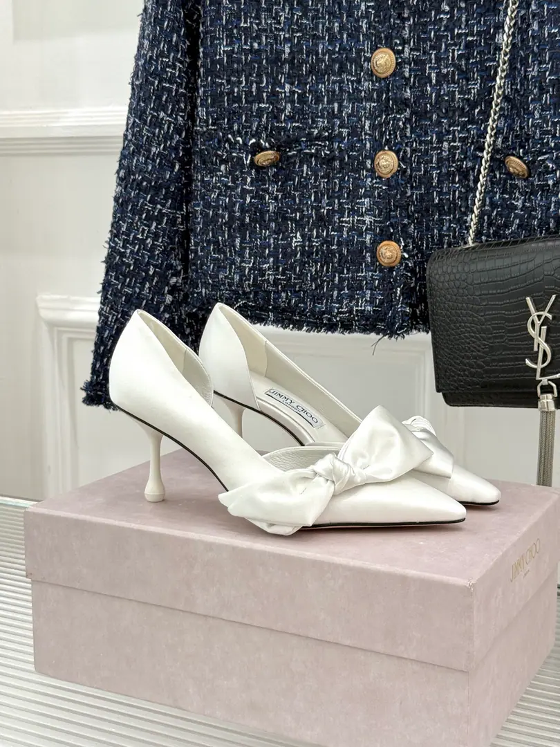 Plant price Jimmy Choo/Jimmy Chow.26WFNew The stumpy butterfly with a high heels. The bow is so soft and bright. Side-space design thin feet He's got a long leg. You're a good man. It's a perfect date dinner. With a suit of air. And the dress is warm and warm. You're not tired of running around. Low-key old money. The shoes are flowing. Details show the heart of brands. Autumn and winter are perfect for the coat. It's easy to feel like a girl. The more you look, the better you feel. You can be sure of your sister. The cabinet must be in the treasure. You're not gonna step on a thunderstorm.！ Facework customized leather with original The inside feet are all sheep's skin. Italian imports are so thick. size: 35-39（40/41Custom） Numbering: 86320260815