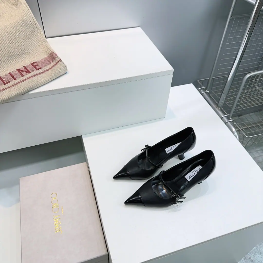 High quality out of the plant.！Top Quality🔥Jimmy Choo26Spring and summer pearls are hanging high heels.！The veil is hot.！ The classic pearl hanging decoration. Smart-mixed feet. To put a hymn on both feet.. The light and the glow and the skin's delicateness are reinforced. He's got a nice, elegant face. It's a good taste.. The flat-rate back to comfort. Nice. Walking on the streets of Spring Day I'm so proud of myself. No restraint.. No matter what work goes out to the street party. It's perfect for the match. Take it easy.. The shoe face is mixed with imported sheep skin. The insides are all parchment. Italian imports are so thick. He's tall.:8.5cm Codes:35-41（40/41No change.） Prefixed packaging