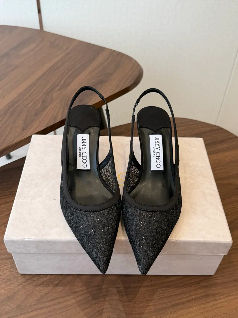 Jimmy Choo jc Chow Yuji. New lace heels., These are the retrograde little laces., It's definitely a shoe cabinet.CThe choice of the two.！It's not just a pair of shoes., And a symbol of grace and fashion.. Lacey is so delicate and soft., It's full of flesh., Classic head design., It's old and fashionable., ♪ Modified the foot ♪, And the atmosphere is so elegant.. Walking smooth and easy., I'm not tired of walking., Date, It's perfect for commuters.. Material: Shoe-face custom lace. Uchi.: In the sheep's skin. Otsumi!: That's a big one. Size: 35-42（40 41 42Make a no-refund order.）