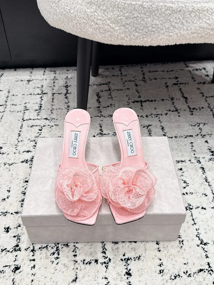 JimmyChoo Jimmy Chow. 26/Spring and summer brand new. Latest Lace Rose slippers. Lace high heels., Very sweet of lace.+Treading, The stylish 3-pollen flower is so elegantly romantic.✨. Xiao Gao's appointment5-7cm, Pull the legs., The back-air belt is more secure., It's easy to wear.. Weddings, whatever., Party is always a great dress., It's easy to get a sense of shape.💃. Jimmy ChooFamous for high-end custom and fashion design, It's a girl's shoe cabinet.！ ✔️Fabulous.: Original custom lace ✔️Uchi.: Lamb skin. ✔️Otsumi!: That's a big one. ✔️He's tall.: 4.5/6.5cm ✔️Size: 35-41（40 41Do it.）