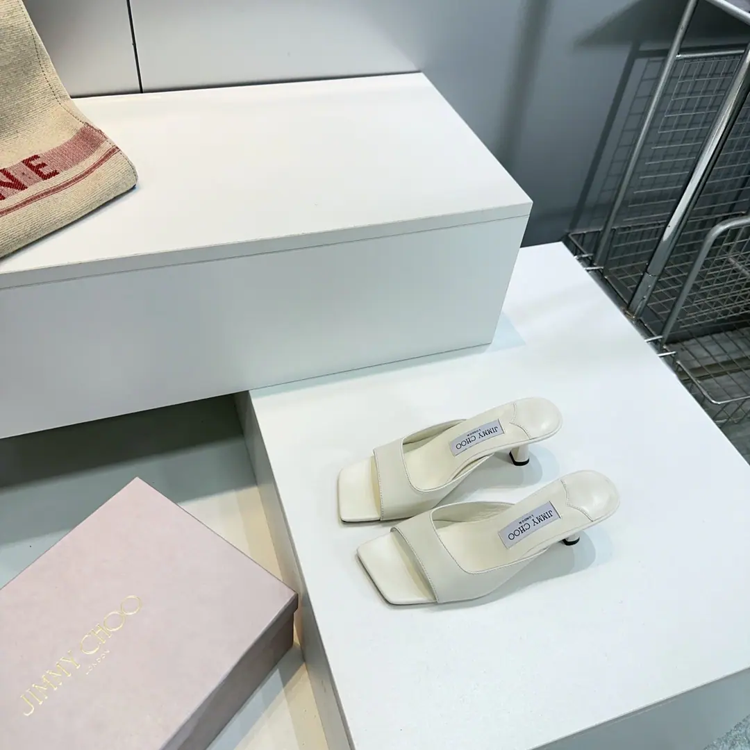 High quality out of the plant.！Top Quality🔥 Jimmy ChooChow Yuji.26Spring and summer. JCNew easy-headed cat and slippers.！ The shoes are carefully prepared using imported sheep skin.🔥No extra decorations., AIR QUITE AIR, And the grace of the fashionable., Makes every step of your feet attractive.！ The shoe face is mixed with imported sheep skin. I'll put my feet in the back. Italian imports are so thick. He's tall.:6.5CM Codes:35-41（40/41/No change.） Prefixed packaging