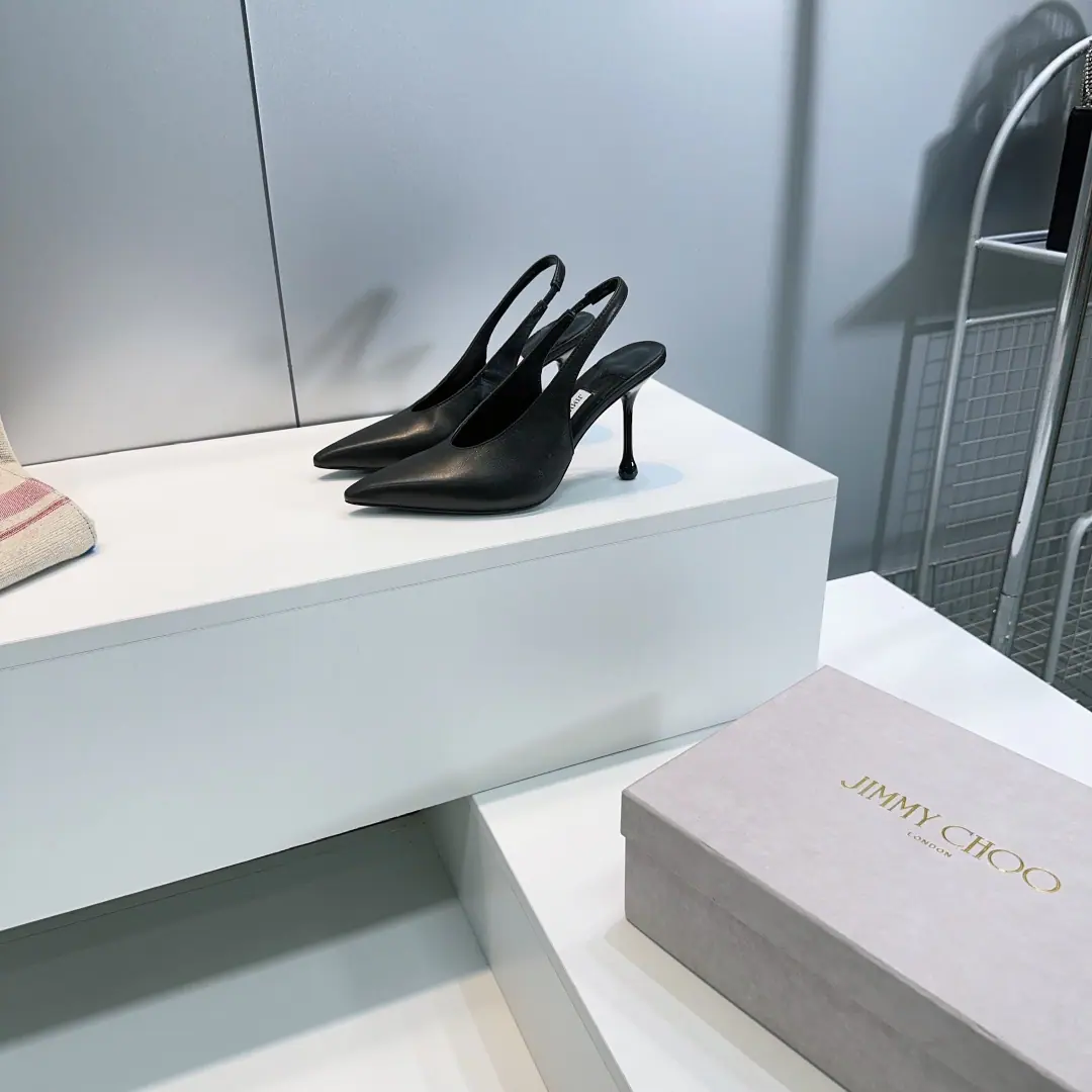 High quality out of the plant.！Top Quality🔥 Jimmy choo26The latest fashion is a simple high-end, sharp-headed, empty sandals. ！ Synchronize cabinets Master's skill Comfortable and leisure. Sweet. ！ It's easy to be satisfied without a solution. blingbling ♪ And face down to the graceful breath of grace ♪, ♪ Bright isn't so vulgar ♪！ Shoes are very trimmed., The line is so high-profile., The upper foot is delicate and old., A pair of shallow shoes anyone needs., The tender white milk is full.！ The shoe face is mixed with imported sheep skin. I'll put my feet in the back. Italian imports are so colory. He's tall.:10cm Codes:35-42（40 41 41No change.） Prefixed packaging